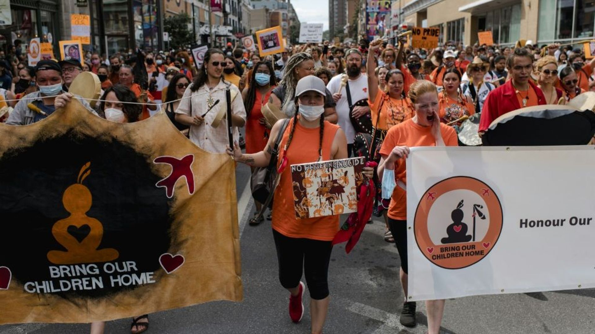 Des personnes défilent en mémoire des enfants disparus dans les pensionnats autochtones, lors d’une manifestation à Montréal, Québec, le 1er juillet 2021, jour de la fête du Canada