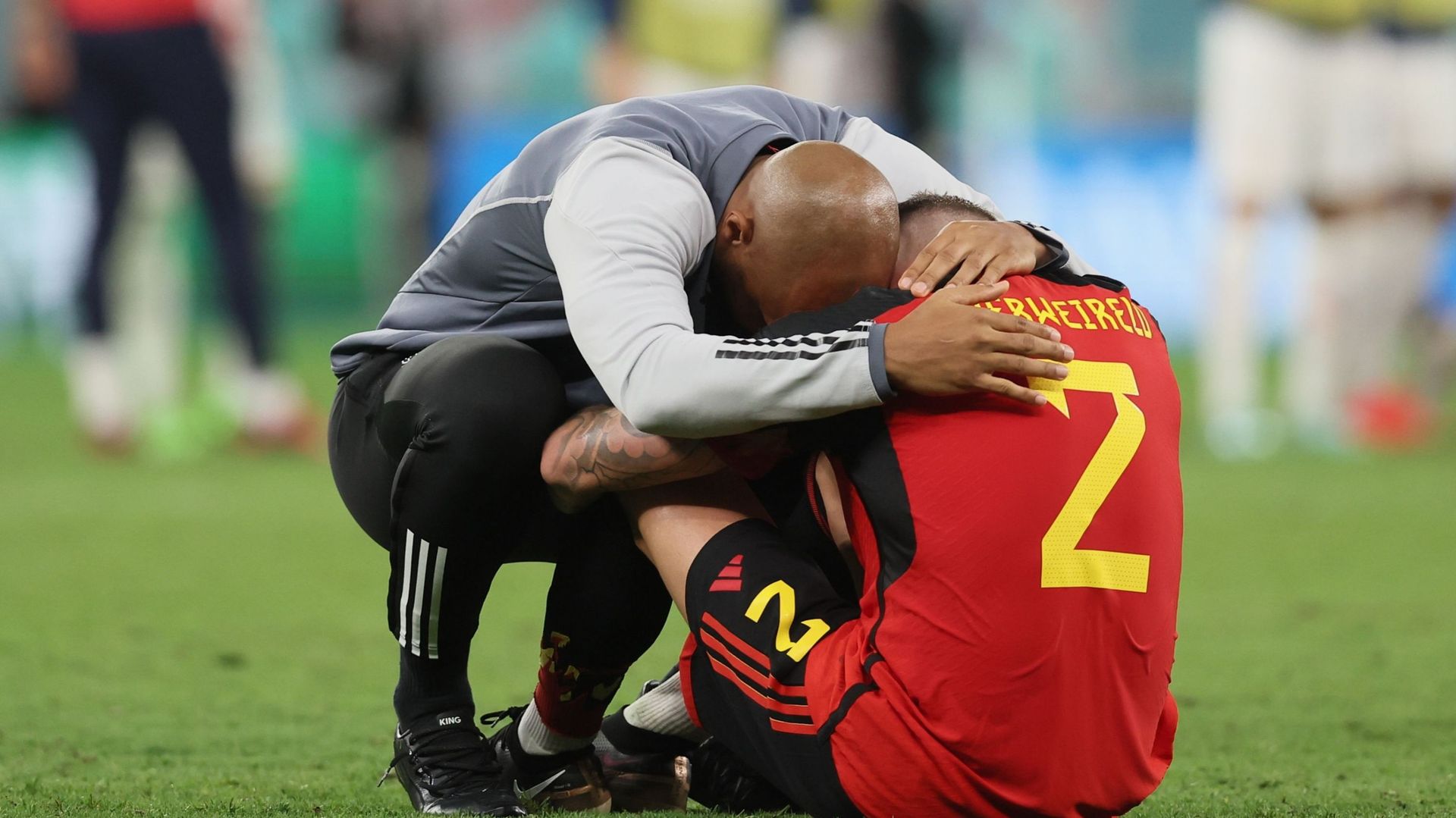 Thierry Henry, assistant de Roberto Martinez, consolant Toby Alderweireld suite à l’élimination de la Belgique au 1er tour de la Coupe du Monde 2022.