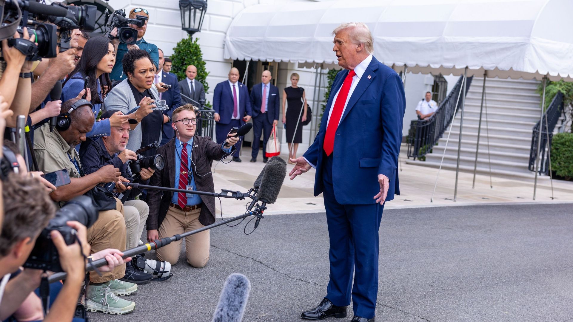 Pourquoi certains médias américains capitulent face aux menaces de Donald Trump ?
