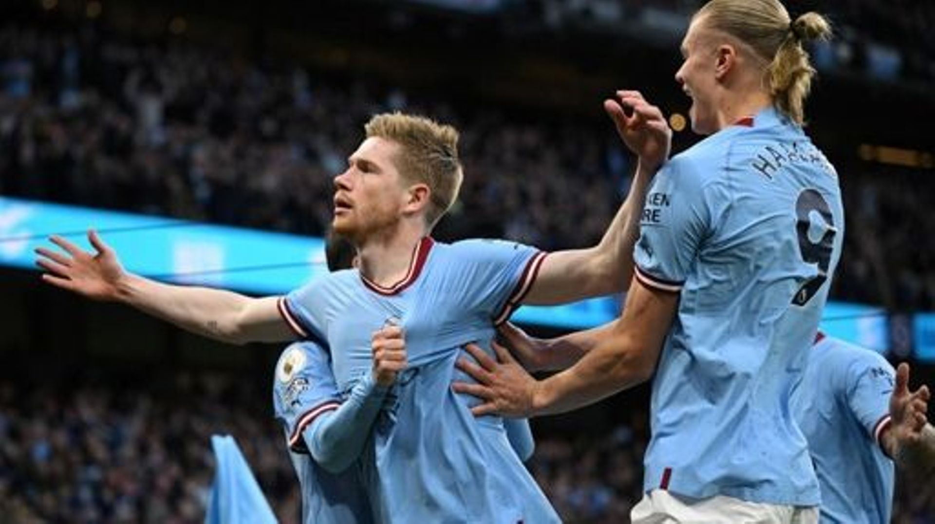 Manchester City's Belgian midfielder Kevin De Bruyne (L) celebrates scoring the opening goal with Manchester City's Norwegian striker Erling Haaland (R) during the English Premier League football match between Manchester City and Arsenal at the Etihad Sta