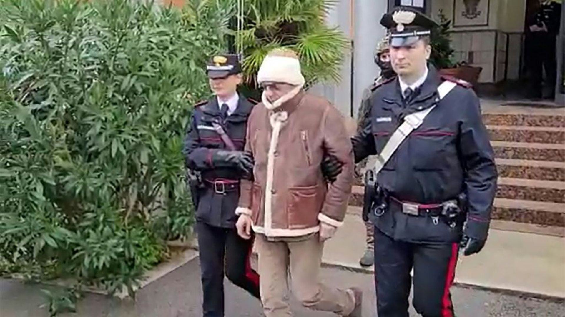Image tirée d’une vidéo diffusée par le service de presse des carabiniers italiens du mafieux siciliens Matteo Messina Denaro lors de son arrestation à Palerme, le 16 janvier 2023