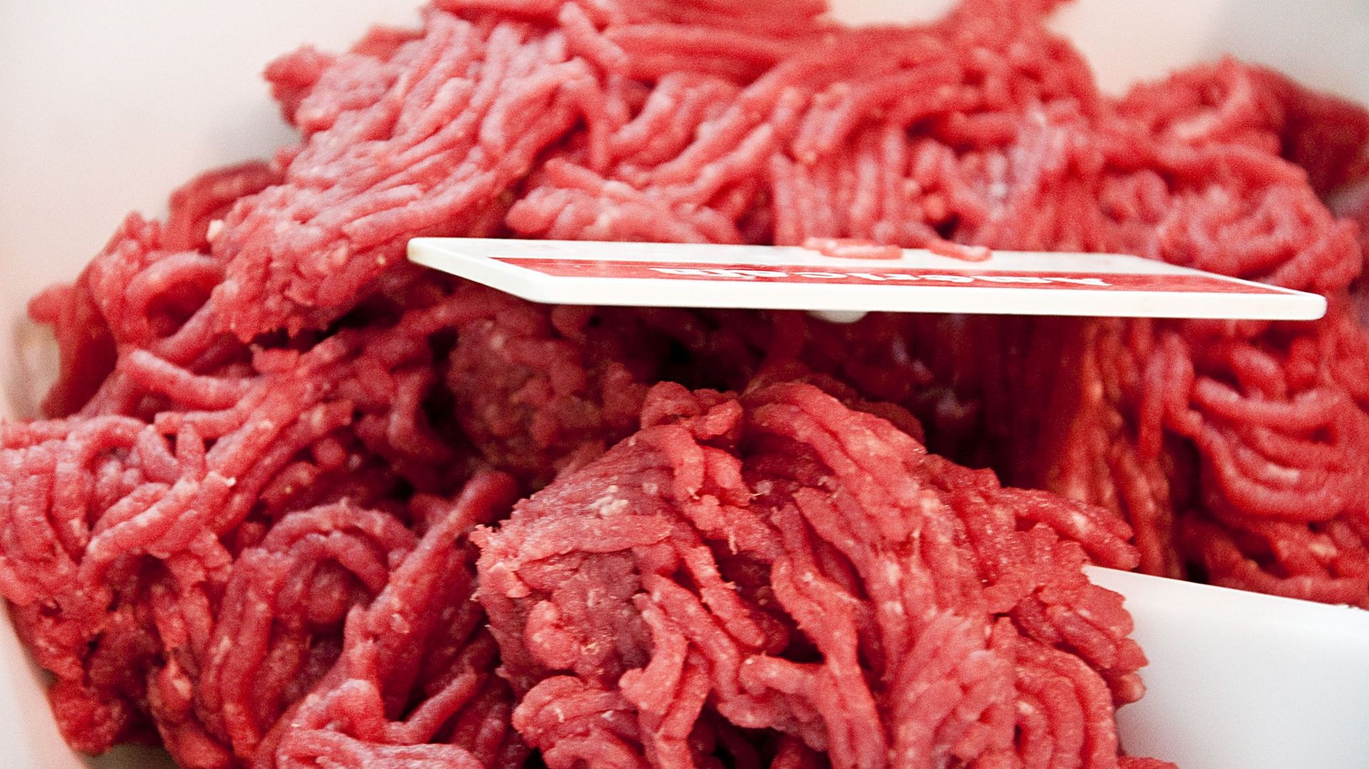 L'ajout de sulfite permet de conserver la couleur rouge de la viande.