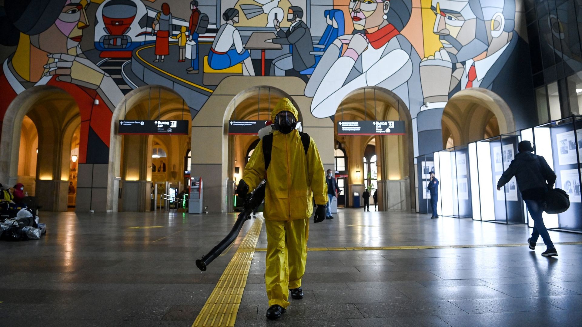Un homme diffuse du désinfectant dans la gare de Leningradsky, le 19 octobre 2021.