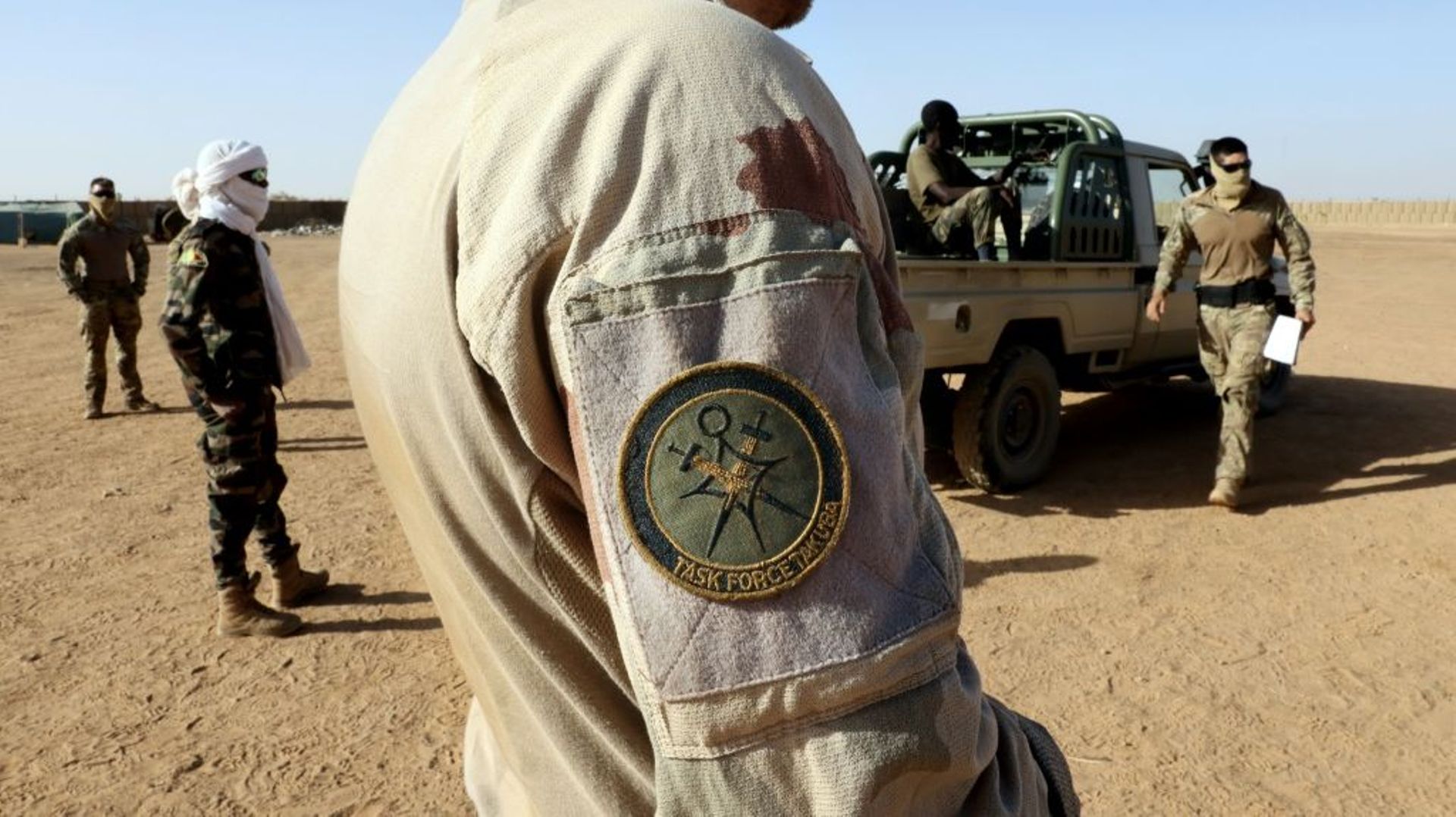 Des officiers des forces spéciales françaises participent à un entraînement avec des soldats maliens dans le cadre de la nouvelle mission militaire multinationale Task Force Takuba, sur la base militaire de Ménaka au Mali, le 7 décembre 2021
