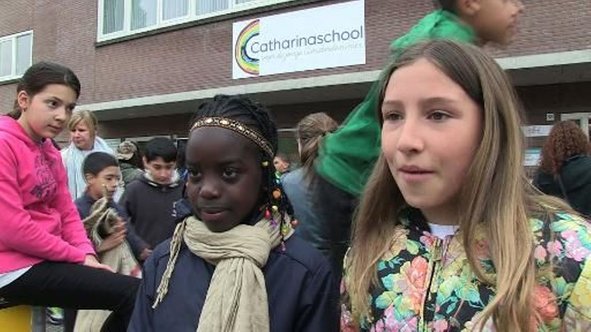 Capture d'écran de deux élèves de l'école Catharina d'Amsterdam, faisant campagne en faveur d'une plus grande mixité culturelle dans leur établissement