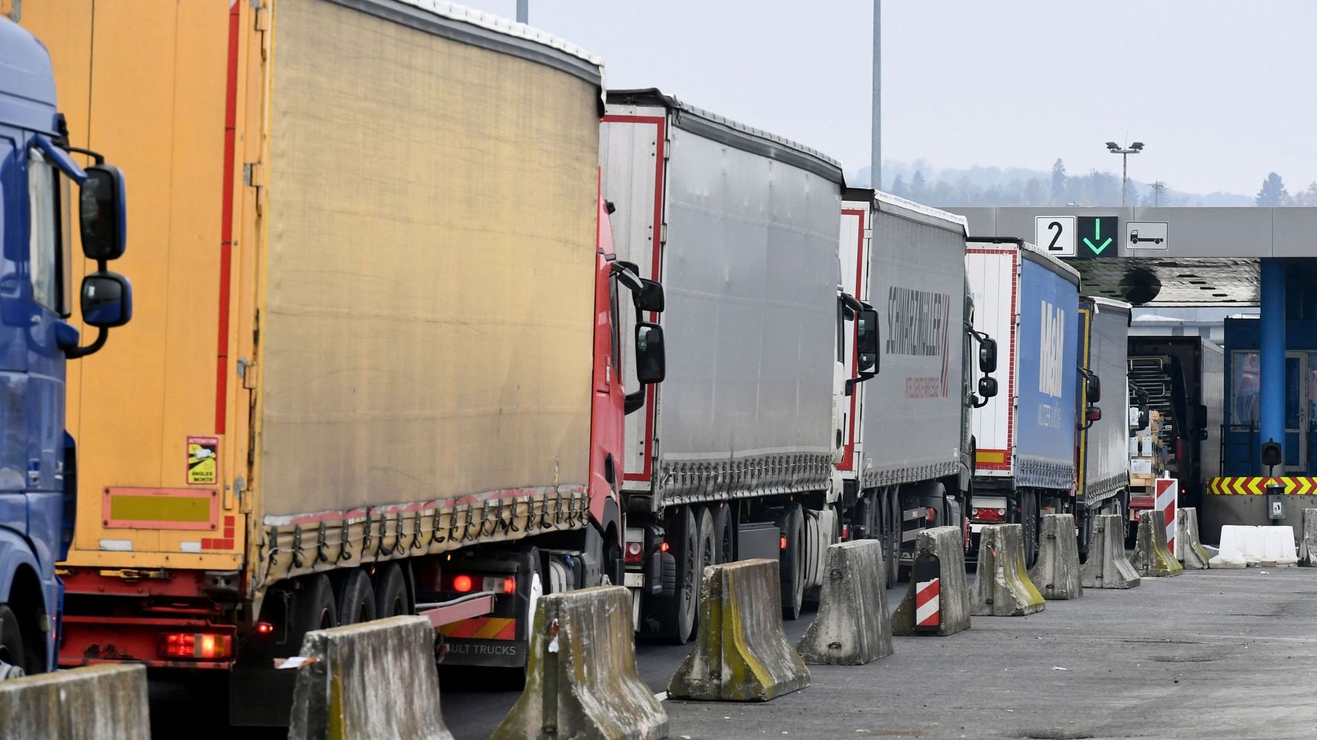 Files de camions  la frontière croate à Bregana