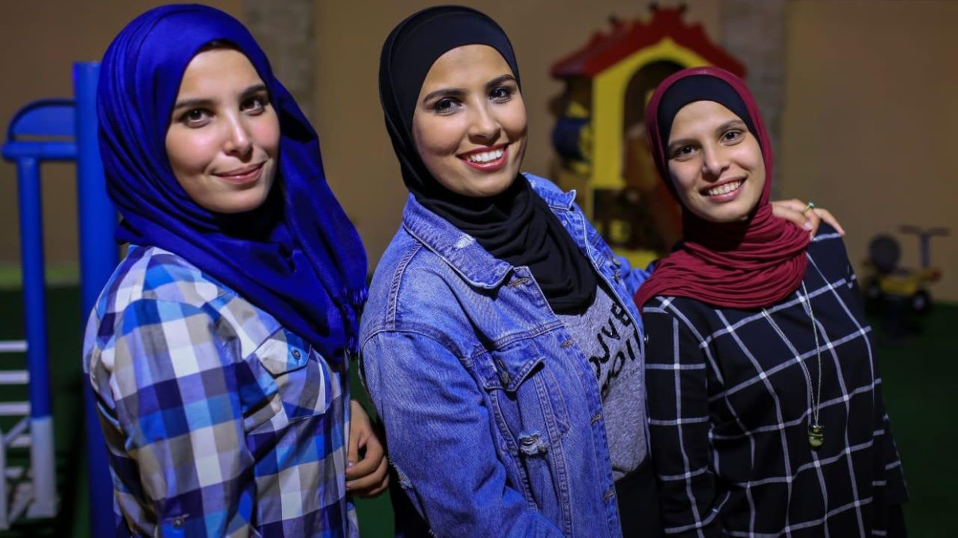 Abeer avec ses soeurs, en Palestine