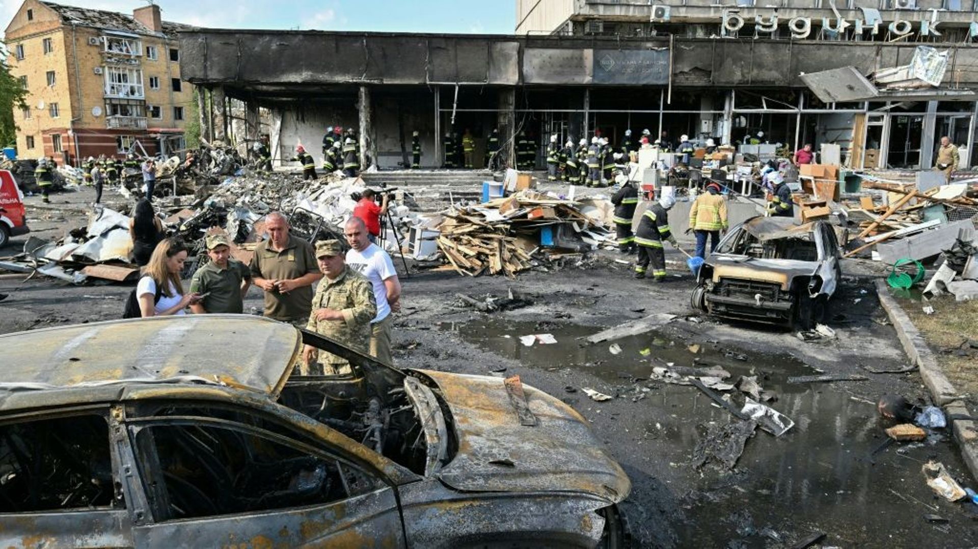 Des pompiers évacuent des débris après des frappes russes à Vinnytsia (Ukraine), le 14 juillet 2022