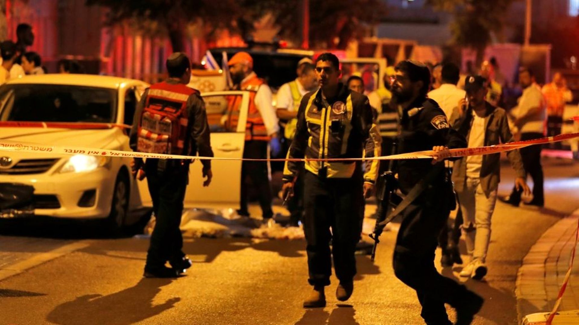 Des policiers et secouristes sur les lieux d'une attaque à Elad, le 5 mai 2022 dans le centre d'Israël