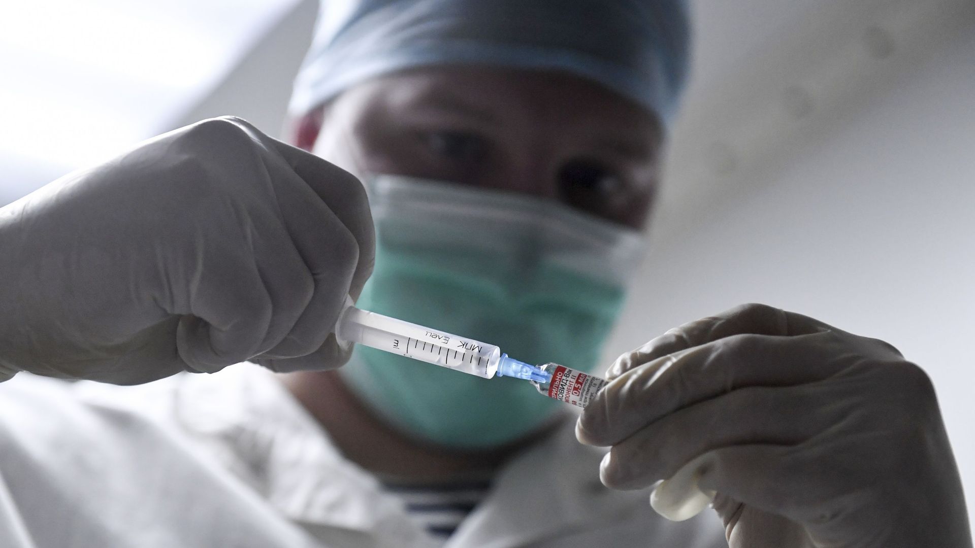 La Russie annonce être en train d'adapter son vaccin au variant du coronavirus Omicron