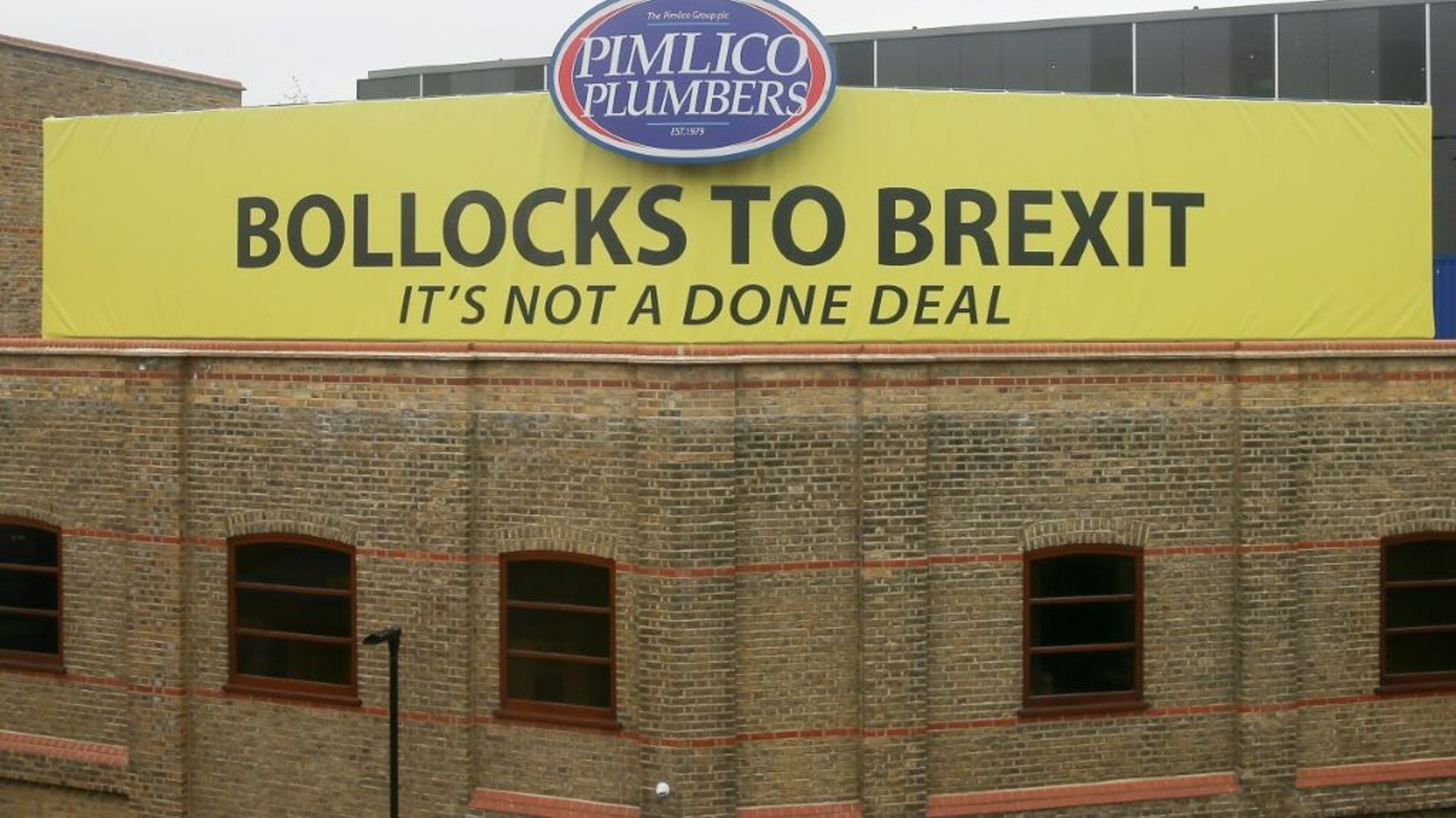 Un large panneau jaune "Merde au Brexit" sur le toit de la société de plomberie Pimlico Plumber, le 4 octobre 2018 à Londres