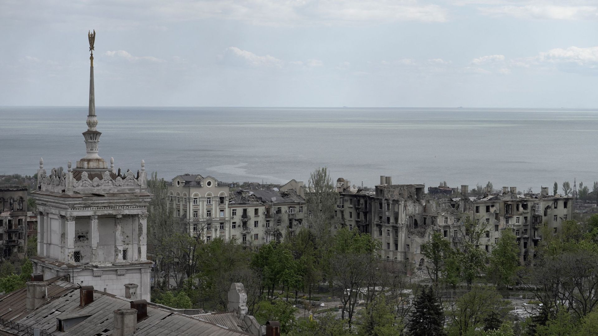 Centre de la ville et vue sur la mer d’Azov. A gauche, une des tours des célèbres "maisons à la flèche", bâties dans les années 50 en style stalinien et symboles de la ville.