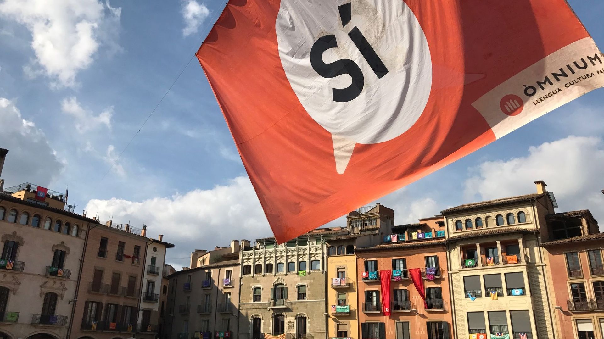 A Vic, en Catalogne, un drapeau géant invitant à voter "oui" au référendum.