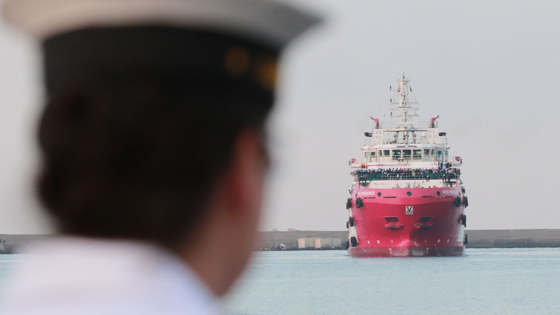 Le navire de sauvetage italien Vos Prudence dirigé par l'ONG Médecins sans frontières (MSF) arrive au petit matin du 14 juillet 2017 dans le port de Salerne, transportant 935 migrants, dont 16 enfants et 7 femmes enceintes secourus en mer Méditerranée. 