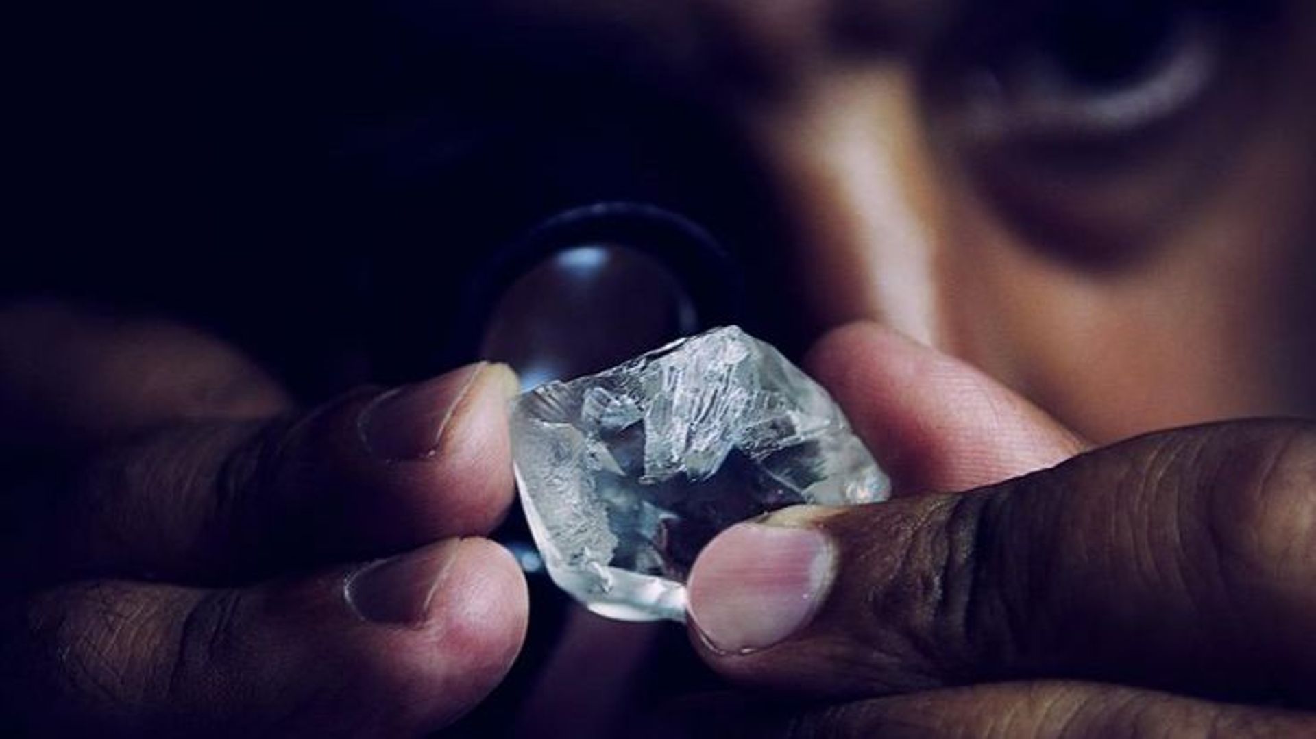 Sans le savoir, elle déniche un diamant solitaire… sur une brocante !