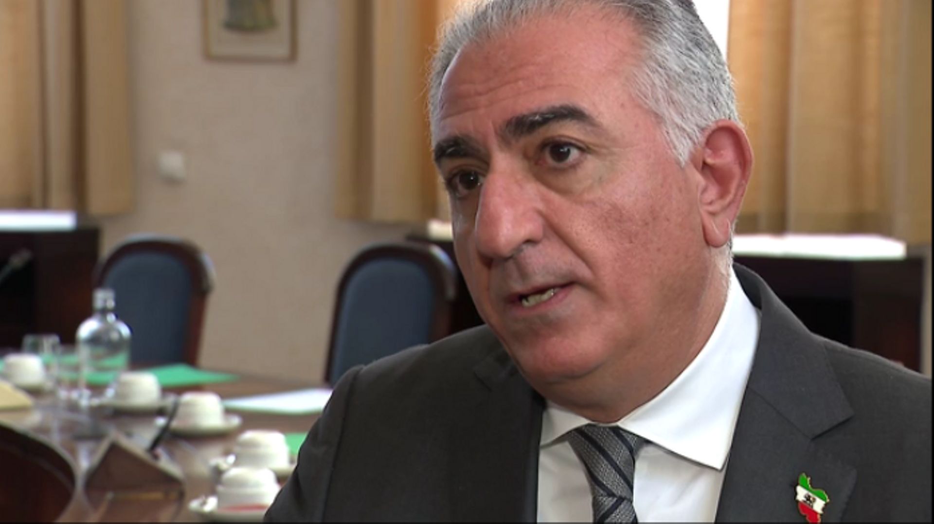 Dans le cadre de sa tournée européenne, Reza Pahlavi, fils du dernier Shah d’Iran et l’une des figures de l’opposition iranienne s’est arrêté au Parlement fédéral, à Bruxelles.