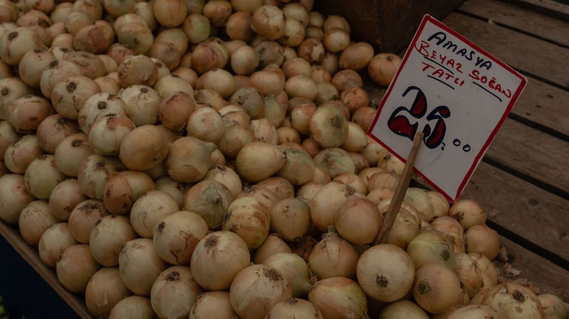 Le kilo d’oignons aperçu à 25 lires turques, soit 1,17 euro, le 3 mai 2023 sur un marché local d’Istanbul.