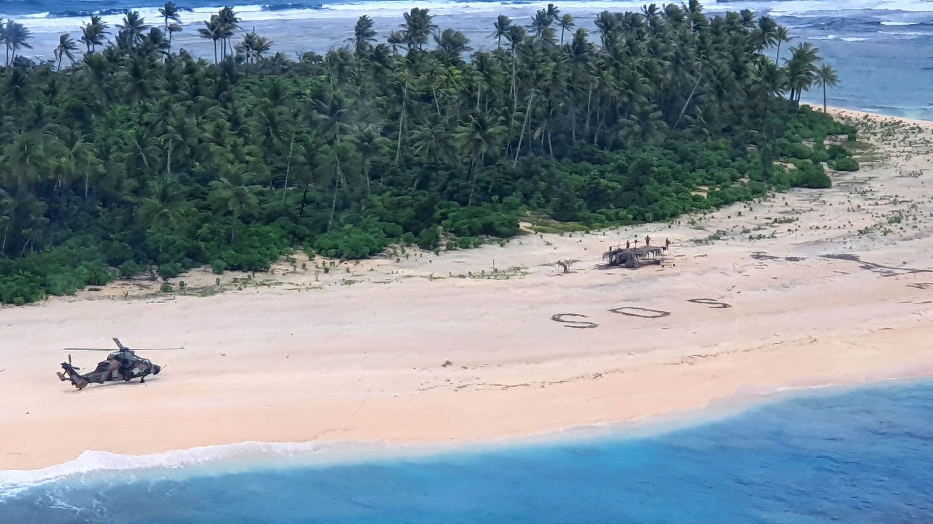 Des avions australien et américain ont repéré le "SOS" géant qu'ils avaient dessiné sur la plage.