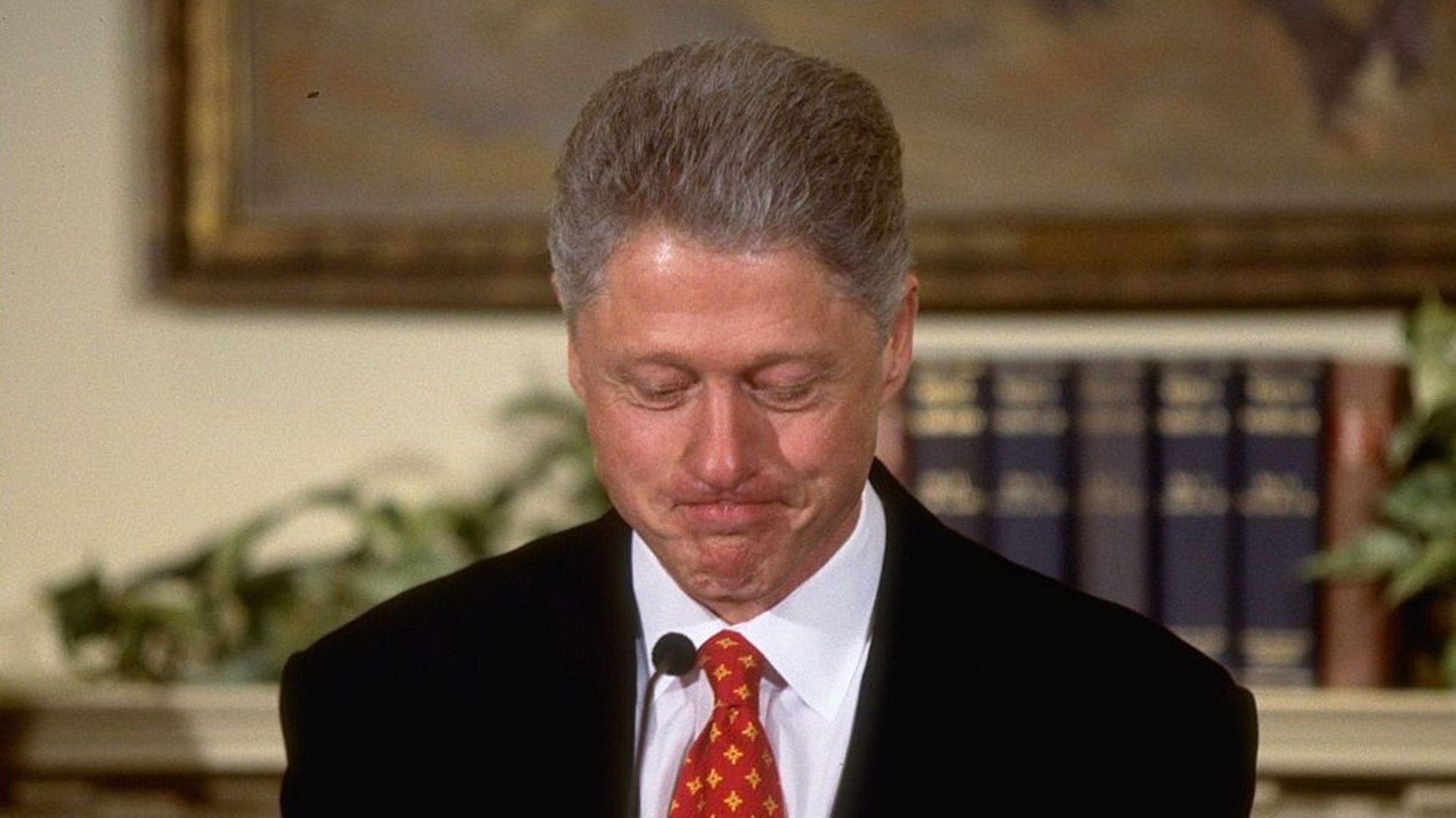 Le 26 janvier 1998, William J. Clinton nie à la presse avoir eu une relation sexuelle avec la stagiaire de la Maison Blanche, Monica Lewinsky.