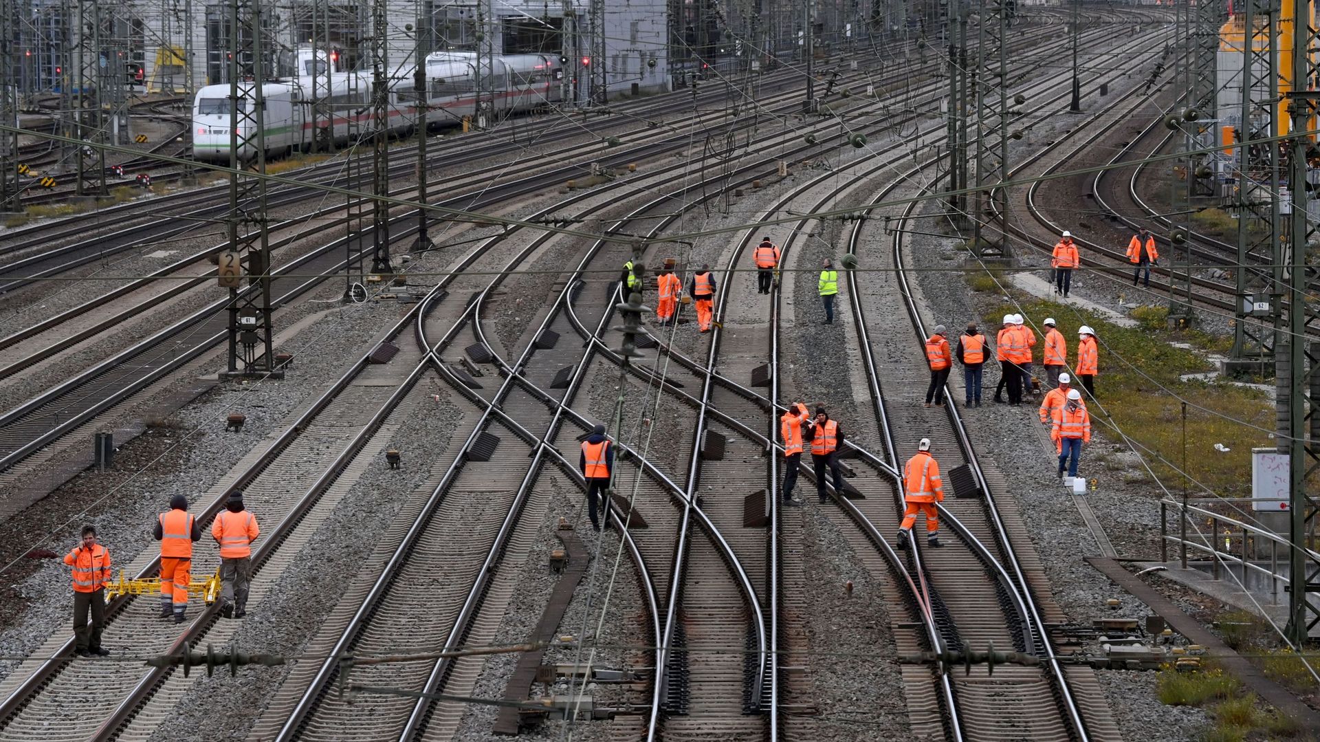 Les travailleurs vérifient les rails alors que les voies sont bloquées après l’explosion d’une bombe près de la gare de Munich, ce 1er décembre 2021