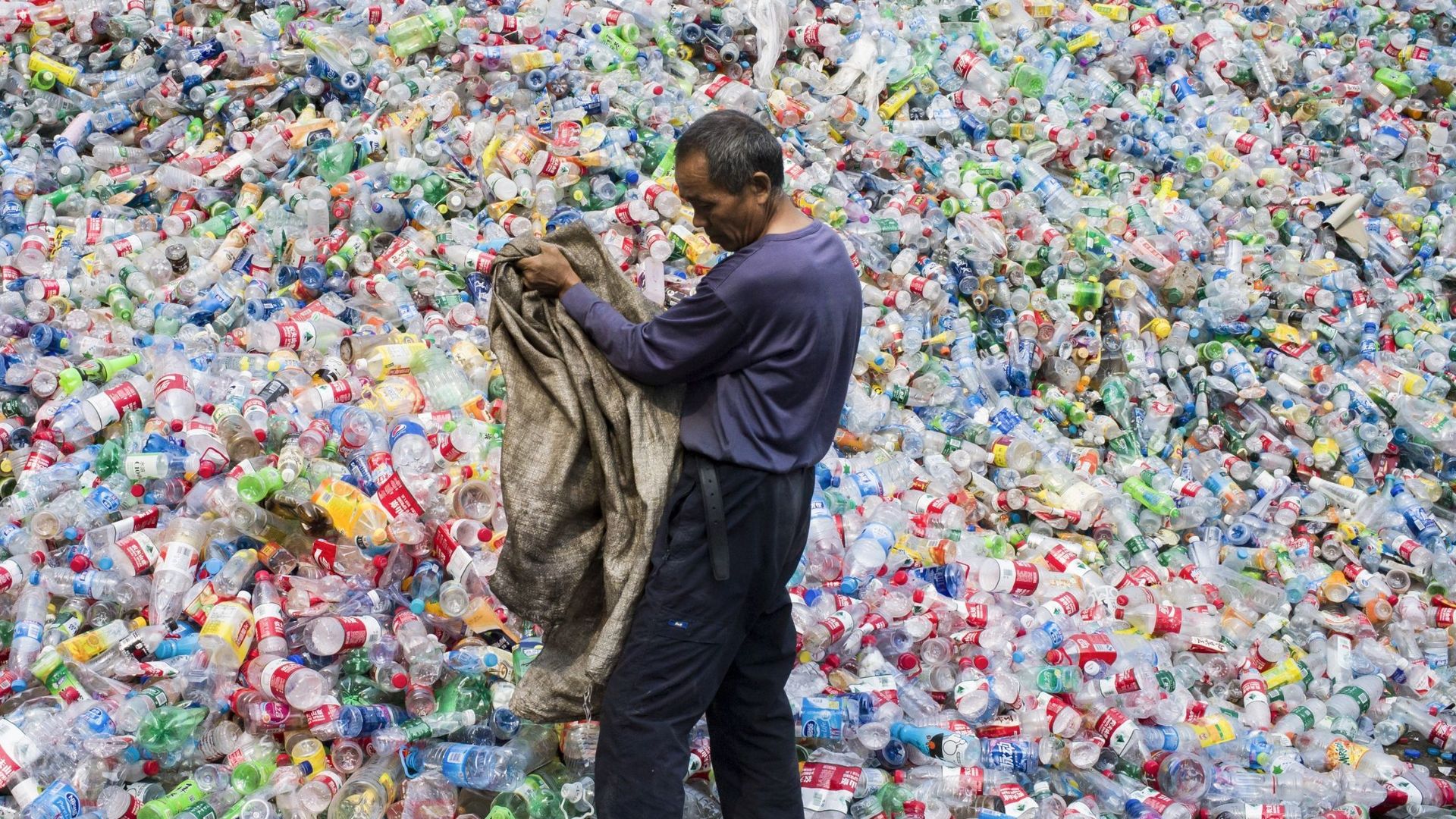 Centre de tri de bouteilles en plastique dans le village de Dong Xiao Kou, à la périphérie de Pékin, le 17 septembre 2015.