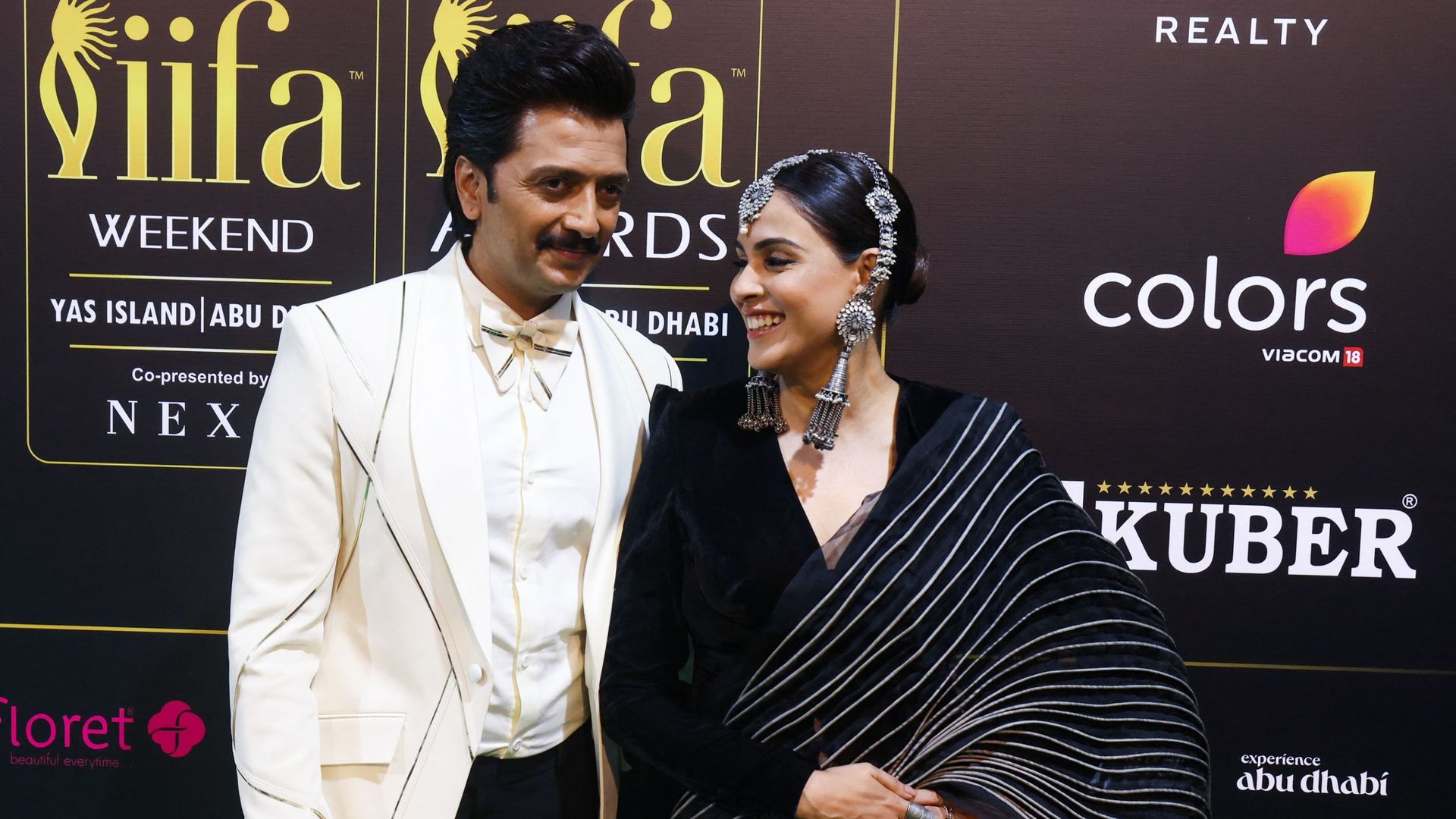 L’acteur de Bollywood Ritesh Deshmukh et sa femme l’actrice Genelia Deshmukh arrivent pour la 23e édition des prix de l’Académie internationale du film indien (IIFA) à Abu Dhabi le 27 mai 2023.