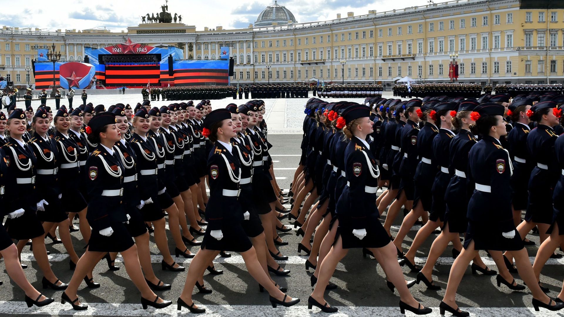Des policières on également défilé sur la place Dvortsovaya , à Saint-Petersbourg, ce 9 mai. 