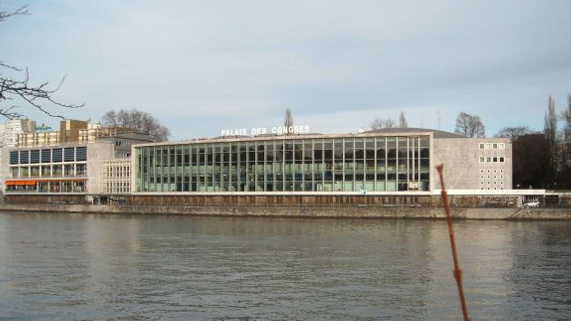 Le Palais des Congrès est cité comme lieu d'accueil potentiel des deux facultés.