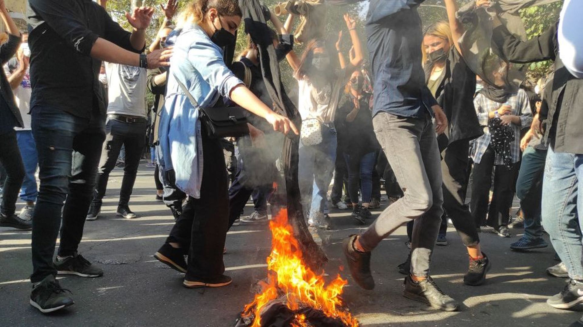 Des femmes brûlent leur voile à Téhéran, 1 octobre 2022.