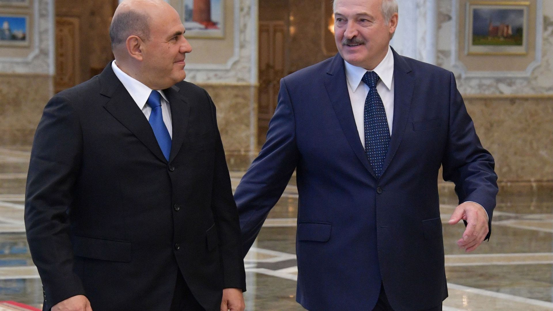 Le premier ministre russe, Mikhail Mishustin et le président Biélorusse, Alexander Loukachenko, lors d'une rencontre officielle à Minsk, le 3 septembre 2020. 
