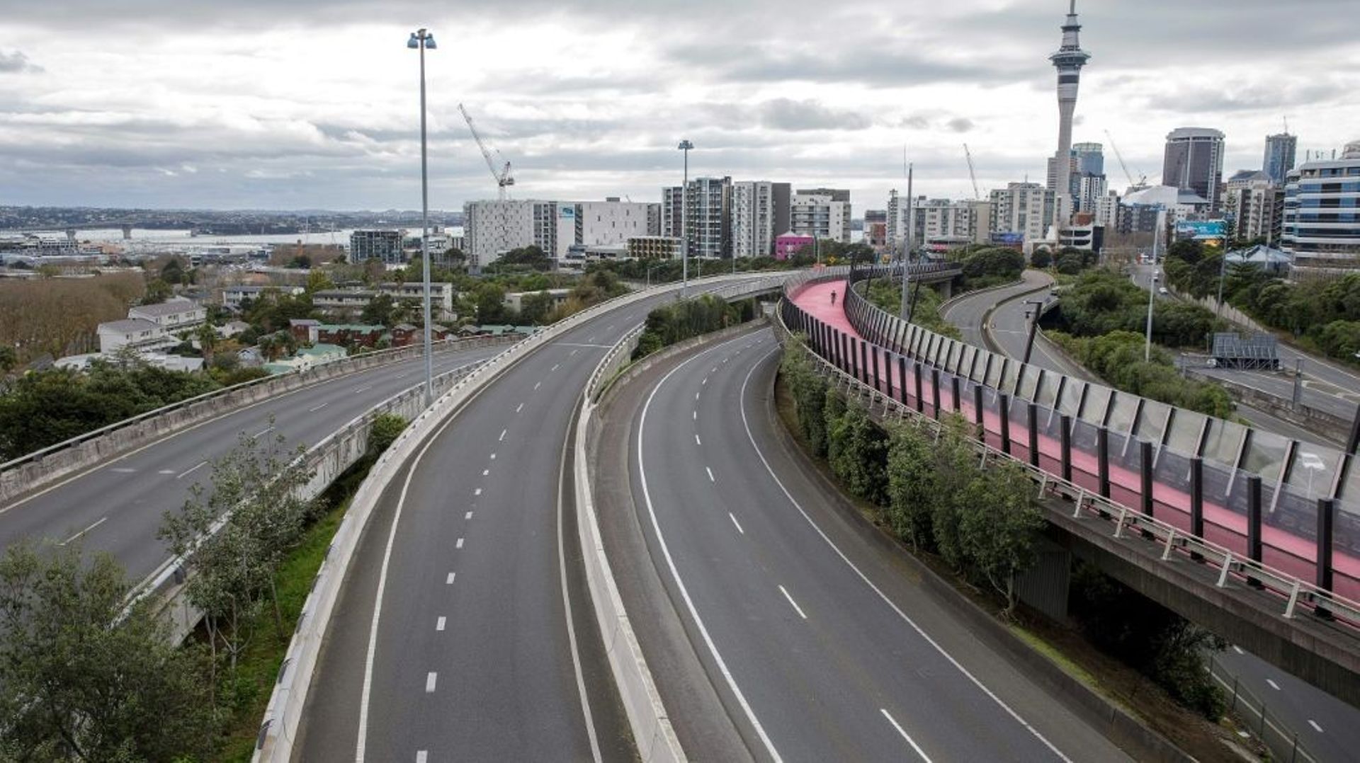 Les autoroutes d'Auckland sont désertes le 13 août 2020 lors de la deuxième vague de coronavirus.