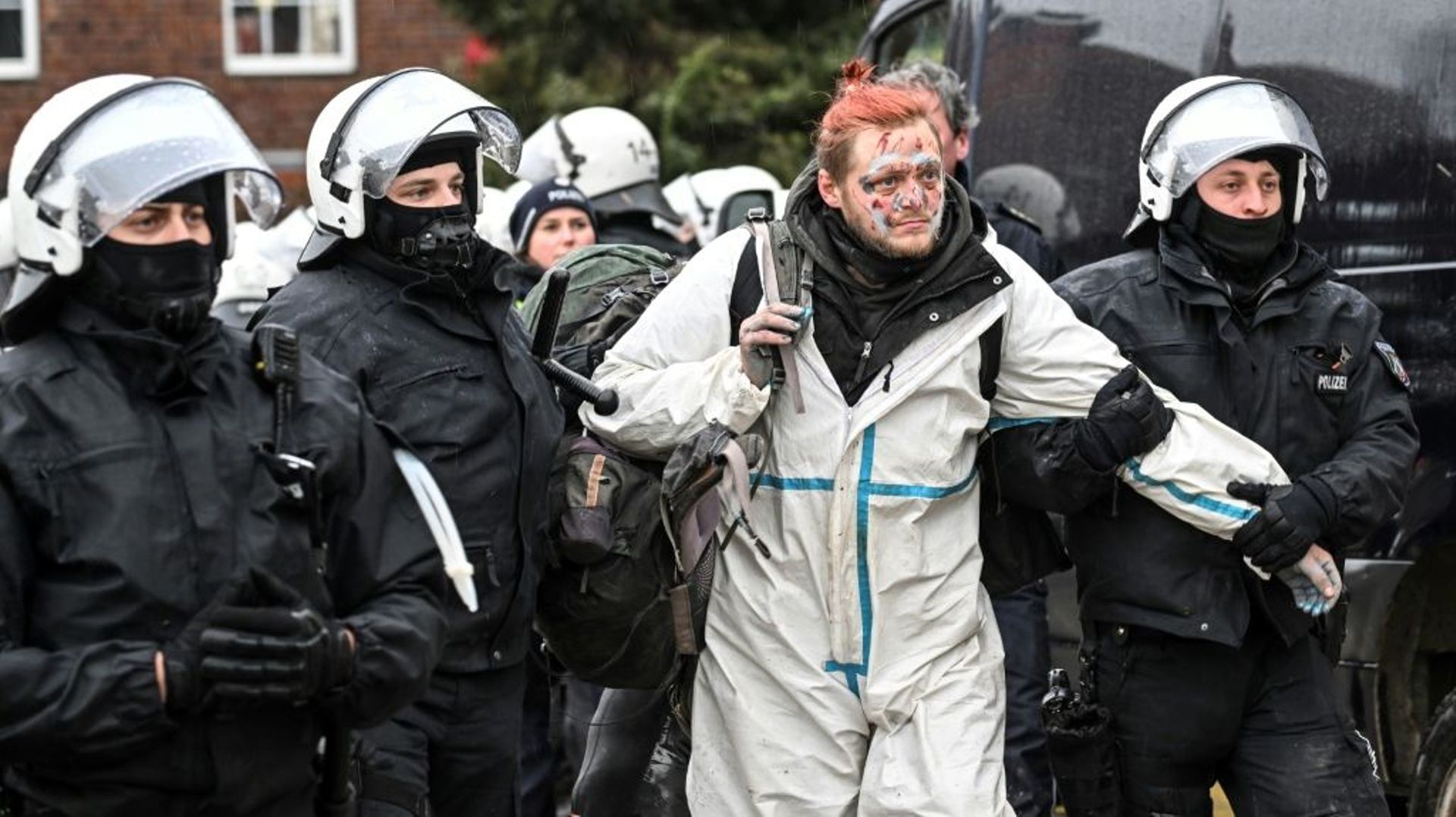 Un activiste anti-charbon est évacué par la police à Lützerath, en Allemagne, le 12 janvier 2023