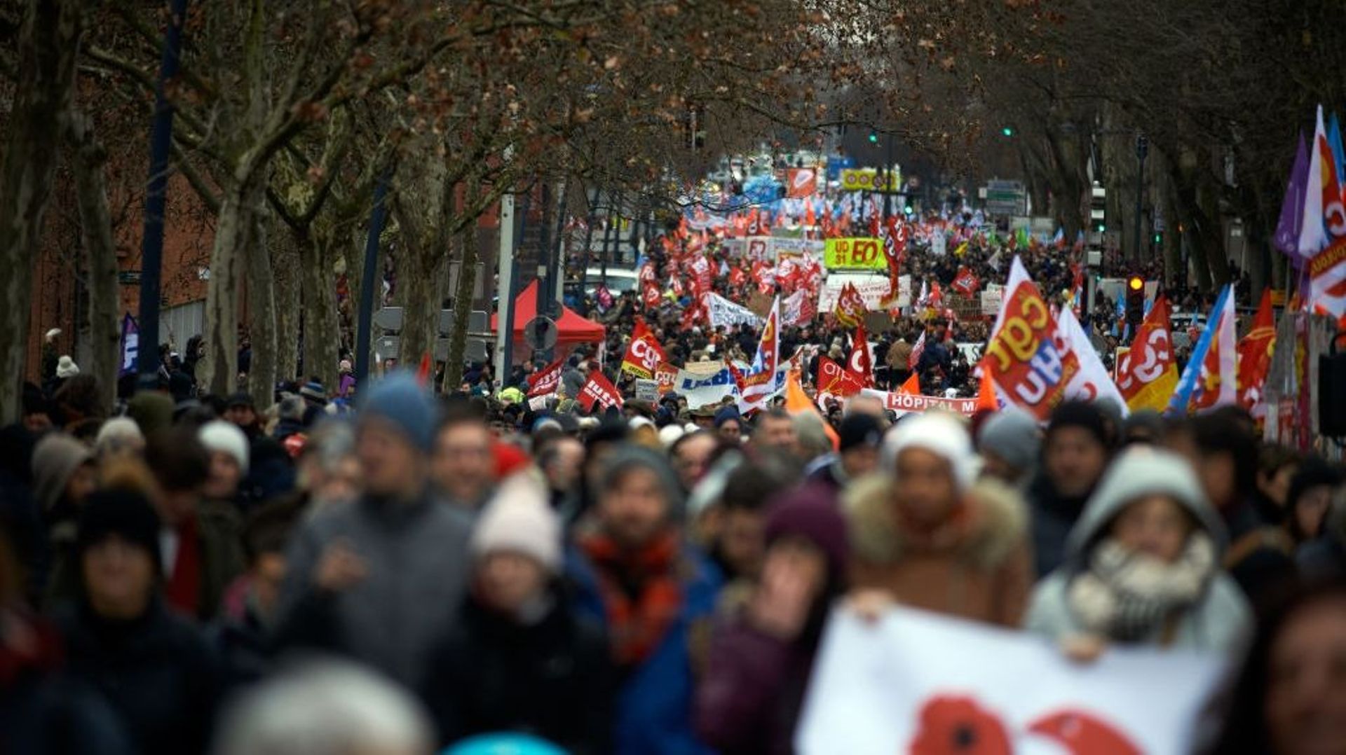 Image d'archive : le 7 février 2023, les syndicats français ont pris la tête d'une troisième vague de grèves et de manifestations à l'échelle nationale contre les projets du président Emmanuel Macron visant à faire travailler les Français plus longtemps a