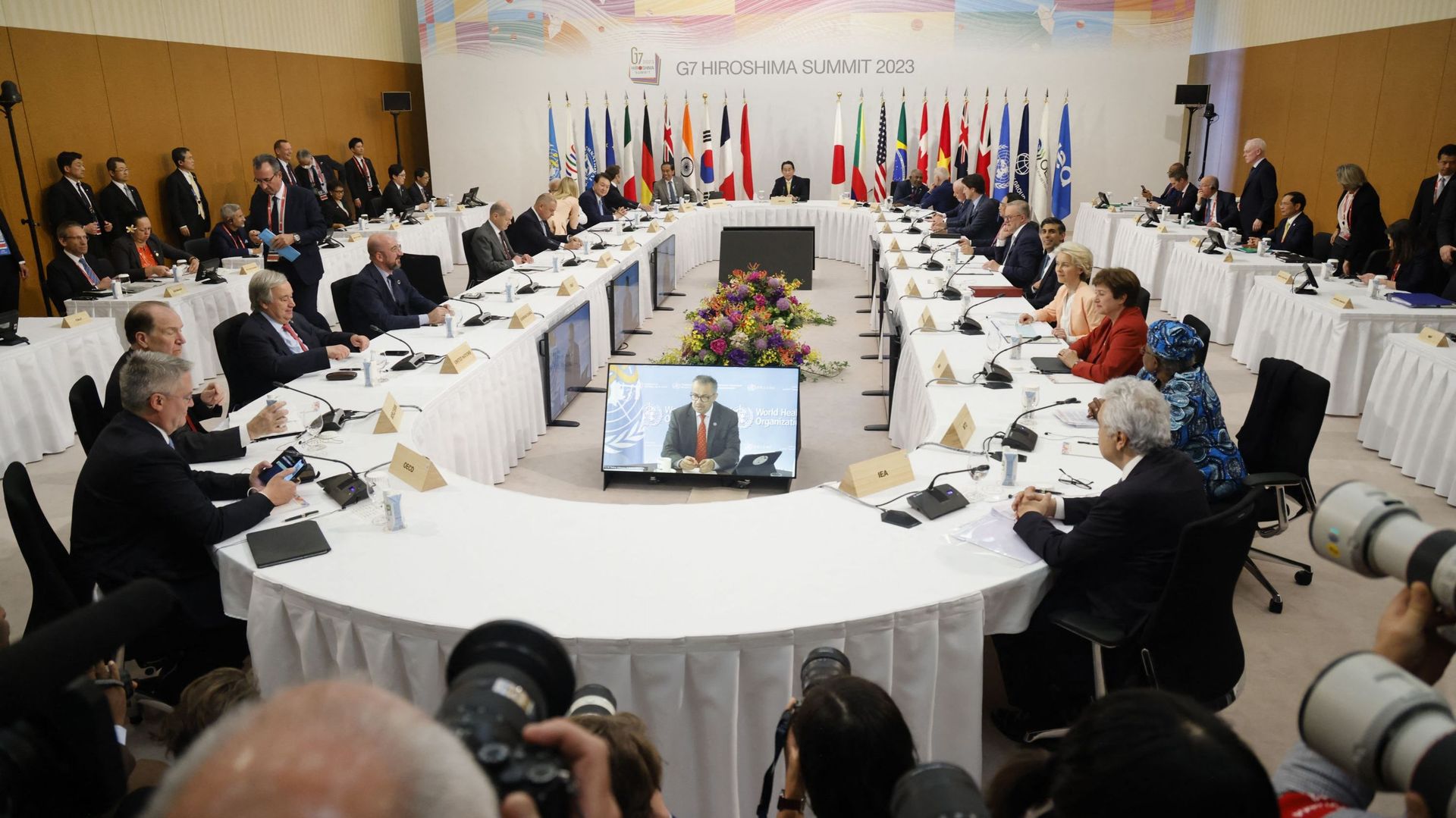 Le Premier ministre japonais Fumio Kishida (C) anime une séance de travail dans le cadre du sommet des dirigeants du G7 à Hiroshima, le 20 mai 2023.
