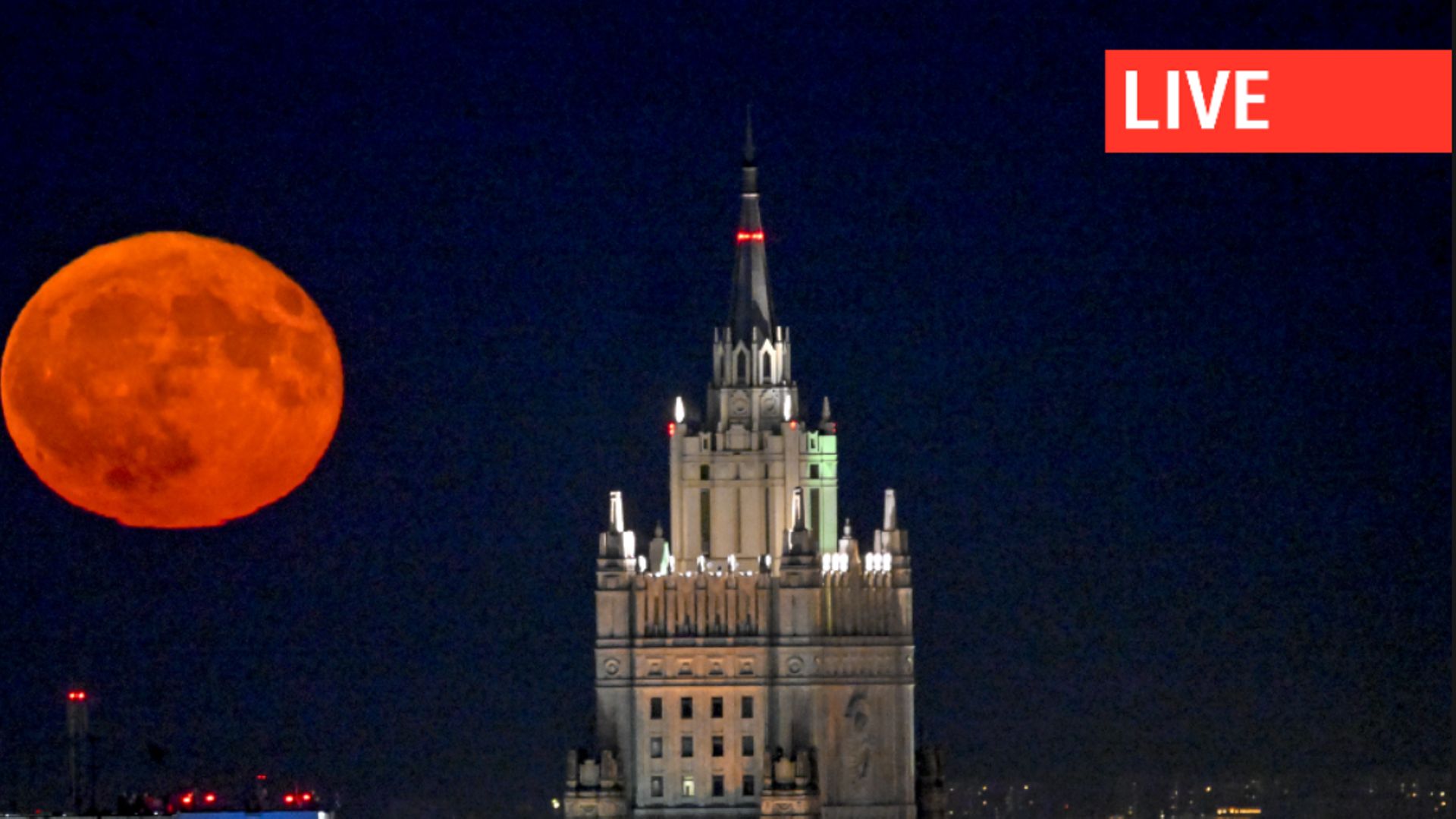 Lune rouge sur le ministère russe des affaires étrangères, le 4 juin 2023