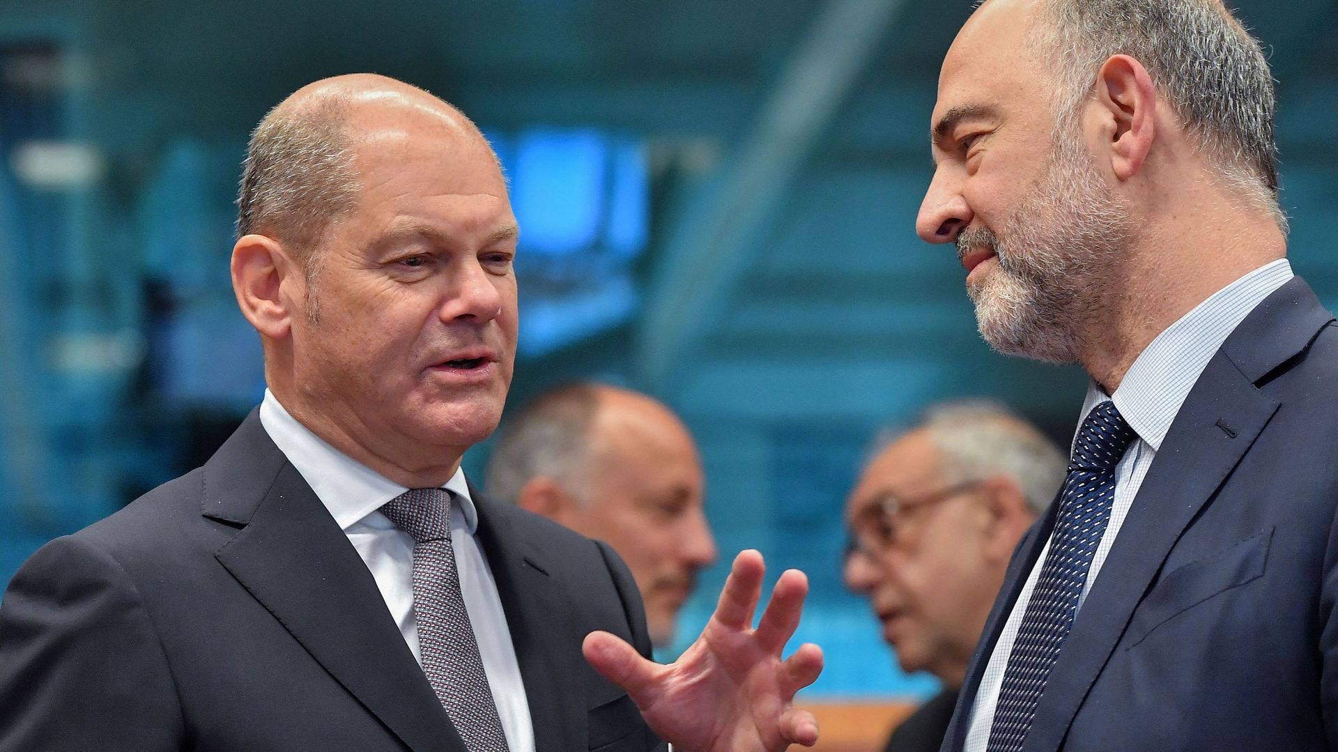 L’ex-ministre allemand des Finances, devenu chancelier fédéral, Olaf Sholz, et le commissaire européen aux affaires économiques et financières, à la fiscalité et aux douanes, Pierre Moscovici.