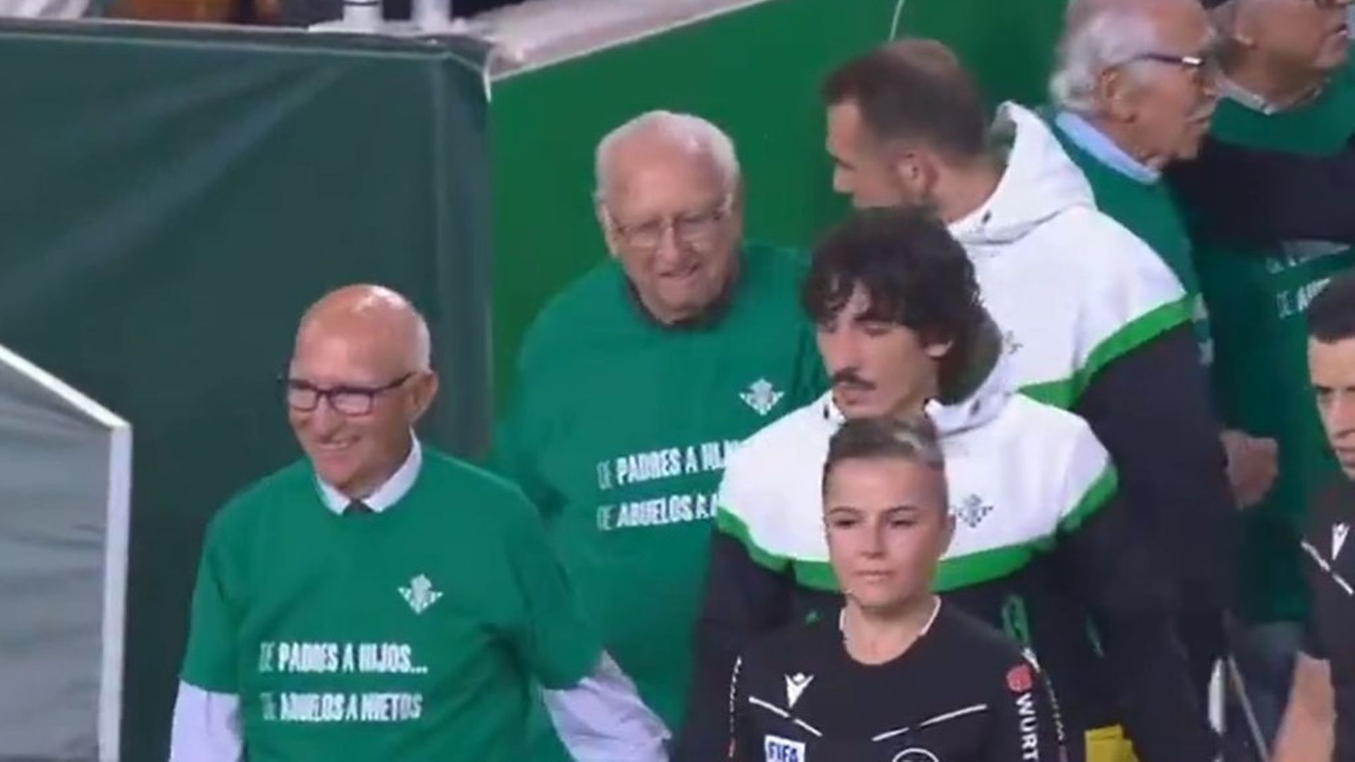 Le beau geste : le Bétis Séville invite ses 11 abonnés les plus anciens à monter sur la pelouse avec les joueurs