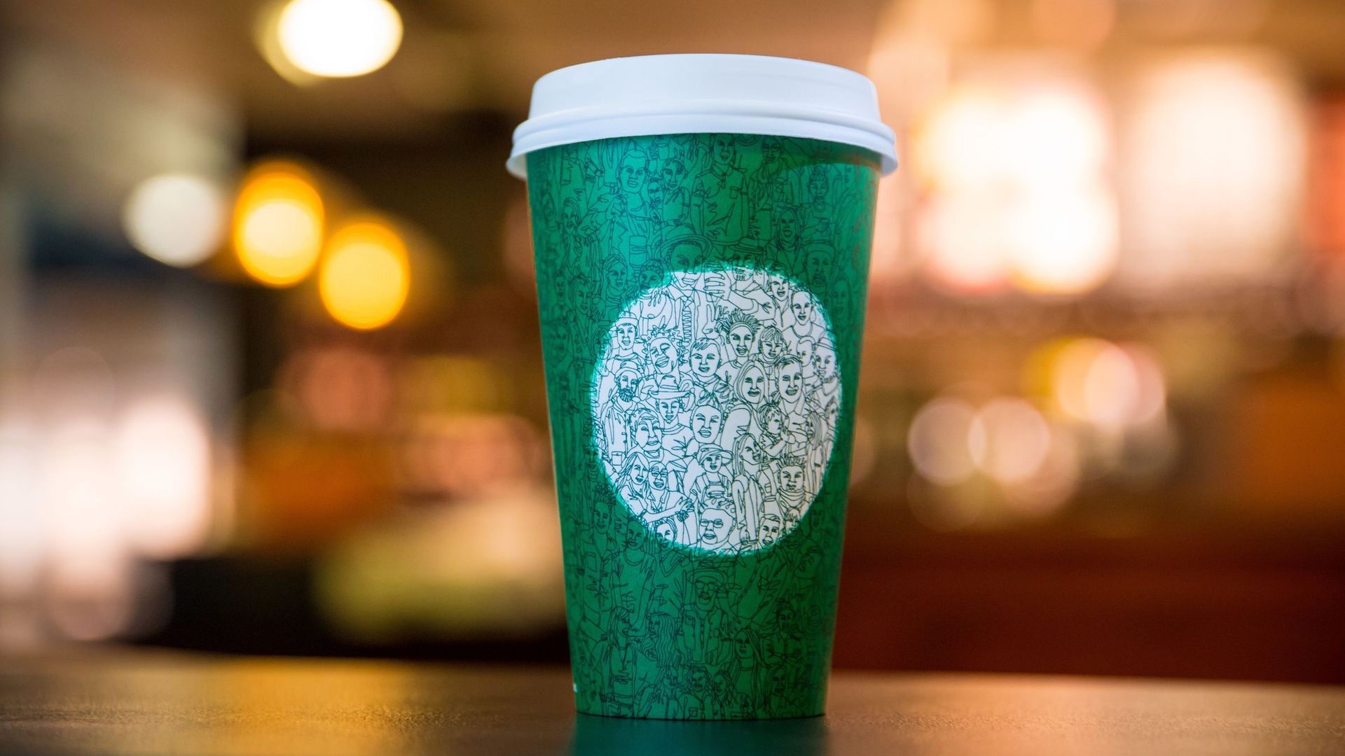 La chaîne américaine de cafés met régulièrement en avant ses efforts en termes de recyclage, réduction des déchets et d'empreinte carbone, ainsi que d'achat responsable de ses thés et cafés.