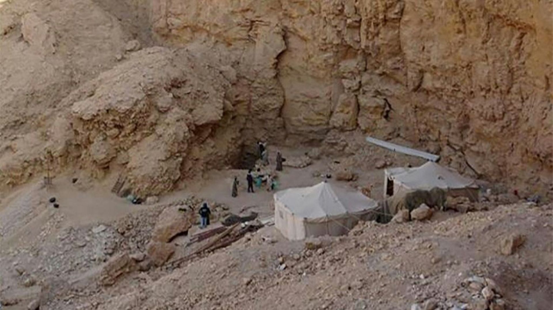 Photo publiée par le ministère  égyptien des Antiquités le 14 janvier 2023 montrant des archéologues sur un site de Louxor où a été mise au jour une nouvelle tombe royale