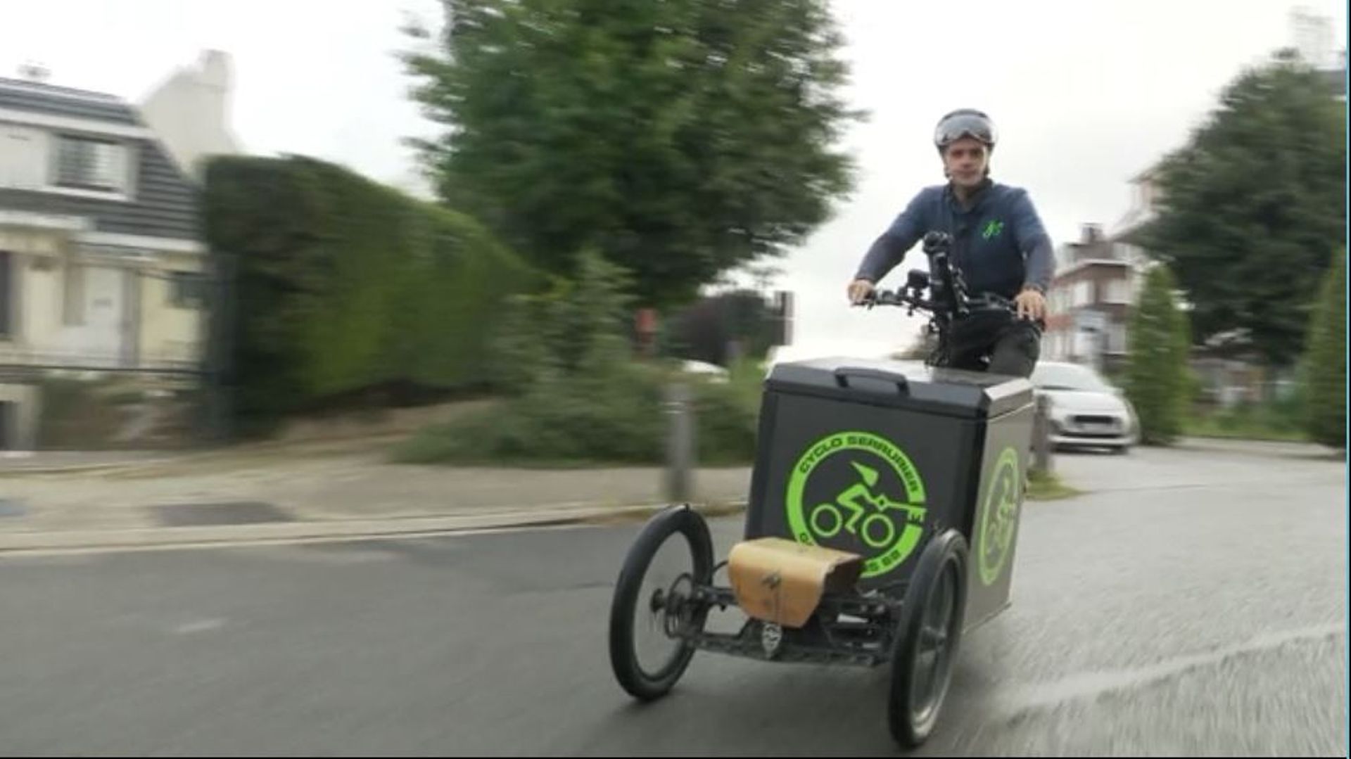 Tourner avec ce genre de vélo est assez particulier. 