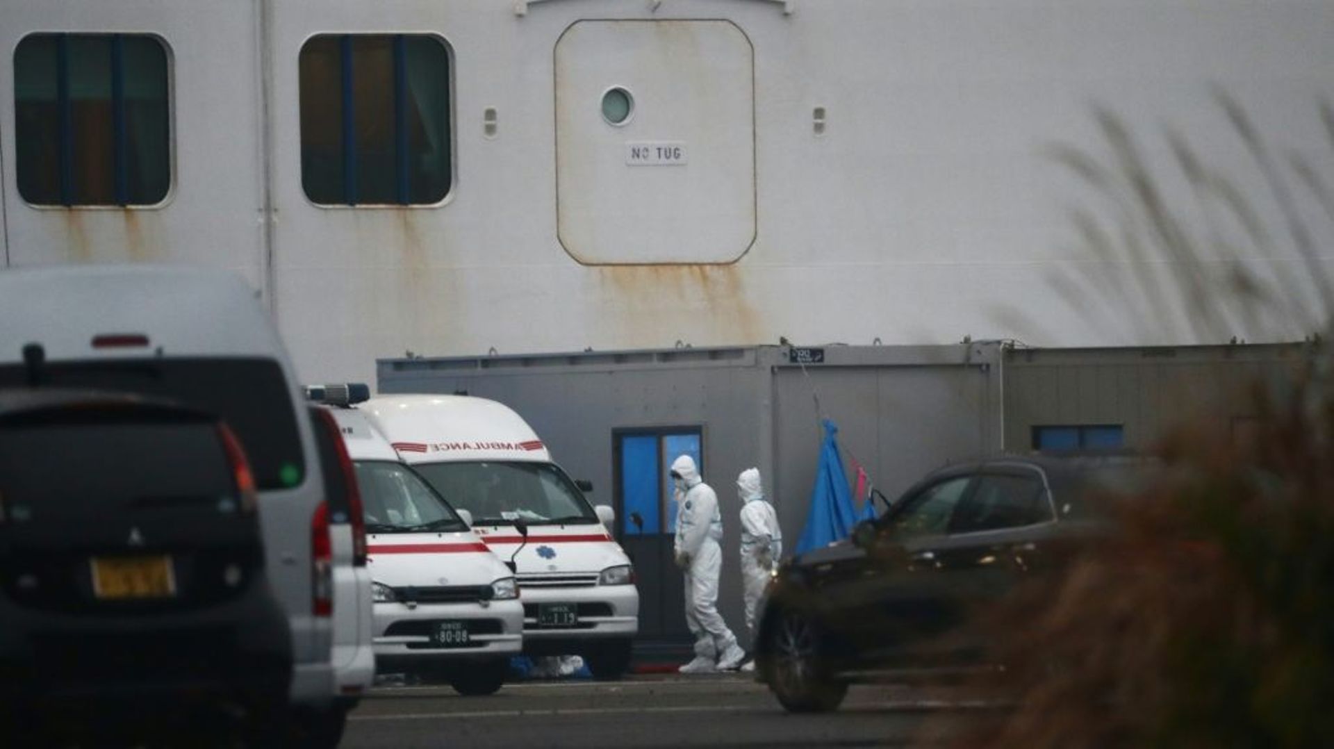 Des ambulances et du personnel médical sur le quai où est amarré le navire de croisière Diamond Princess en quarantaine, le 16 février 2020 au port de Yokohama, au Japon