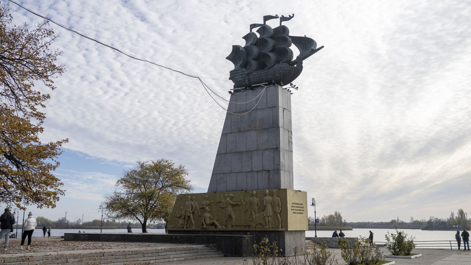 Des personnes profitent d’une journée ensoleillée près du Dniepr dans la ville de Kherson nouvellement libérée, le 14 novembre 2022.
