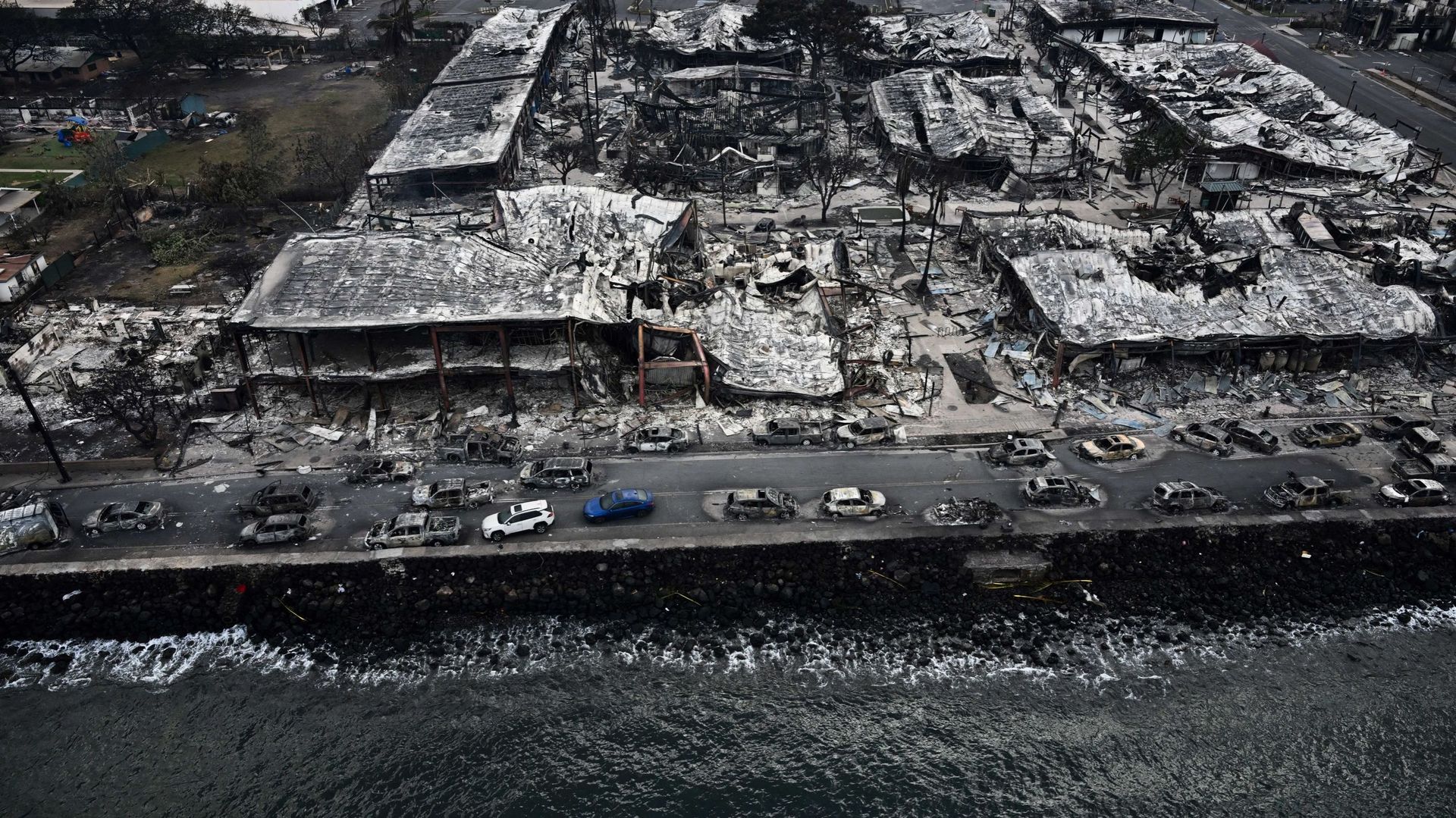 Une image aérienne prise le 10 août 2023 montre des bâtiments détruits sur le front de mer incendiés à Lahaina à la suite d’incendies de forêt dans l’ouest de Maui, à Hawaï.