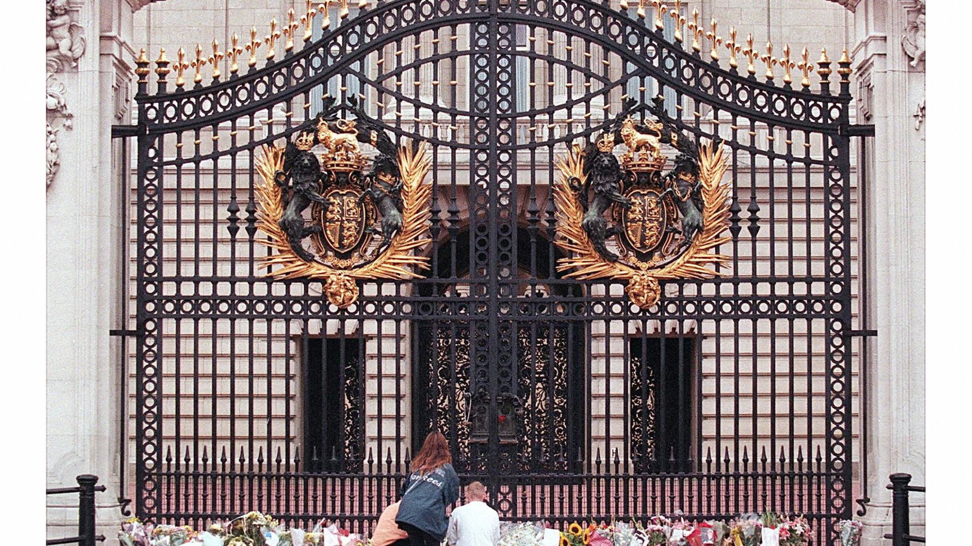 De très nombreux Britanniques déposent des fleurs devant Buckingham Palace en hommage à Diana