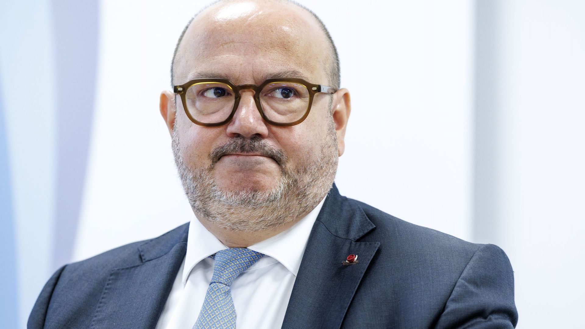 La revue de presse : Bruxelles devient le nouveau champ de bataille du ministre de l’Intérieur