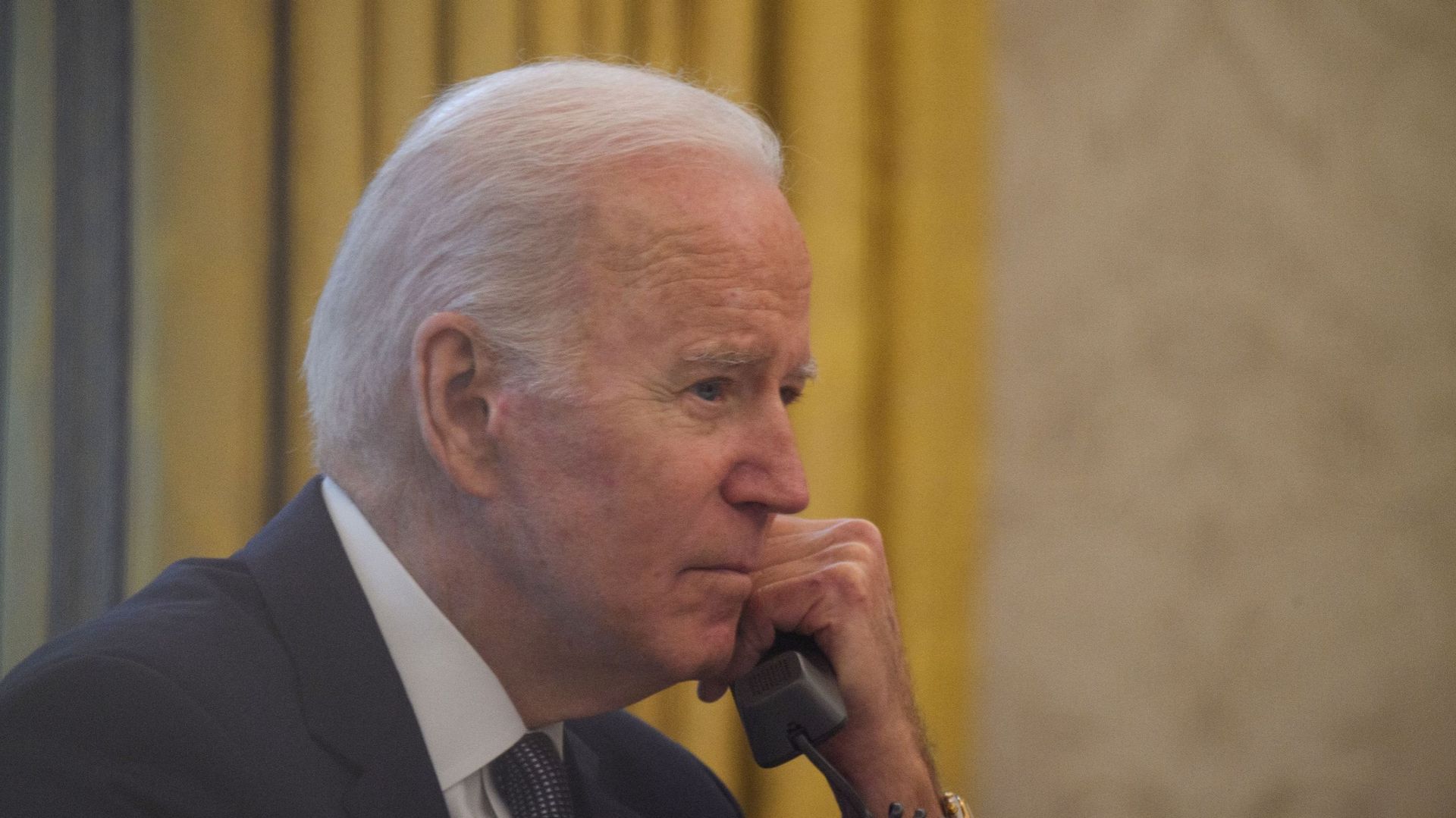 Le président américain Joe Biden parle au téléphone avec son homologue ukrainien Volodymyr Zelensky dans le bureau ovale de la Maison Blanche à Washington, le 9 décembre 2021. 