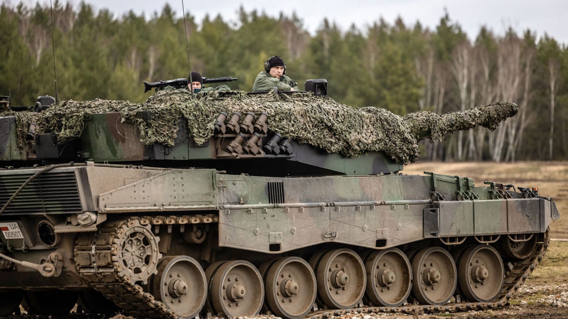 Des soldats polonais et ukrainiens sont vus sur un char Leopard 2 A4 lors d'un entraînement à la base militaire de Swietoszow, dans l'ouest de la Pologne, le 13 février 2023.