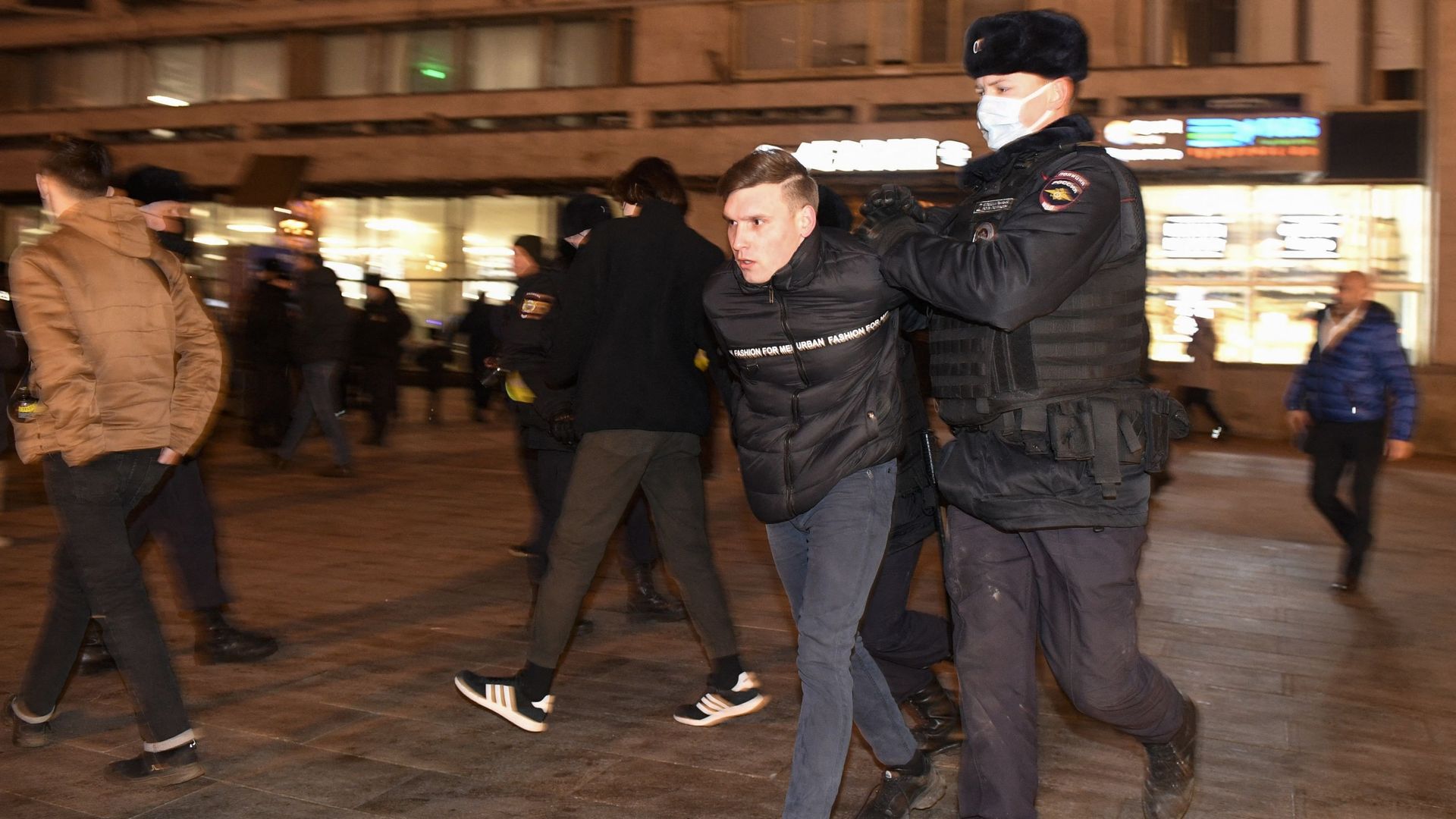 Un homme arrêté lors d’une manifestation contre l’invasion de l’Ukraine par la Russie, à Moscou le 24 février 2022.