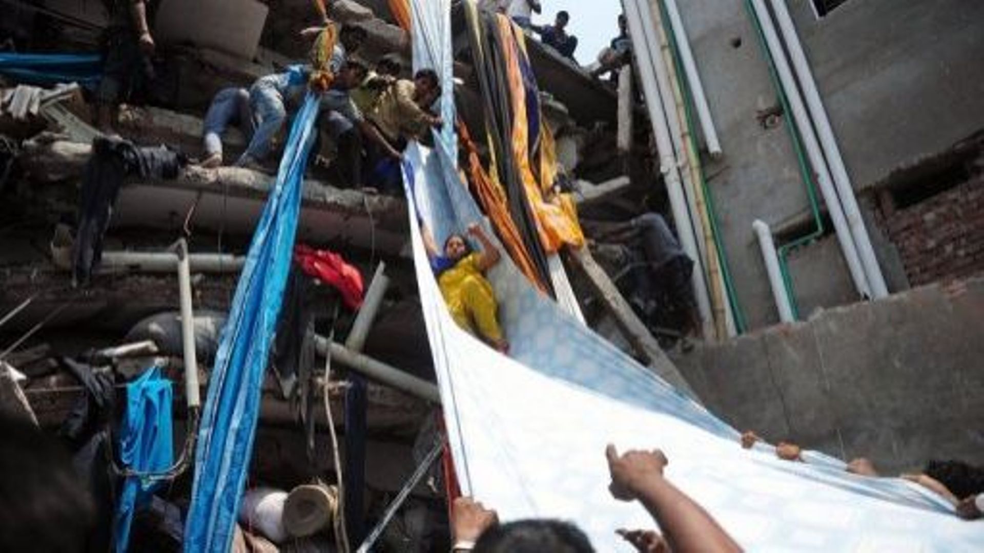 Bangladesh: les "ateliers de misère" du secteur textile montrés du doigt