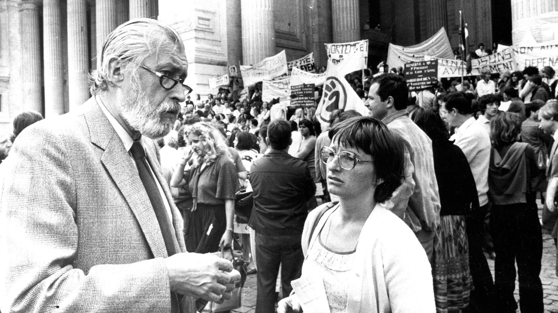 Le Dr Peers en 1981 devant le Palais de Justice de Bruxelles à l'occasion d'une manifestation liée à un procès pour avortement.